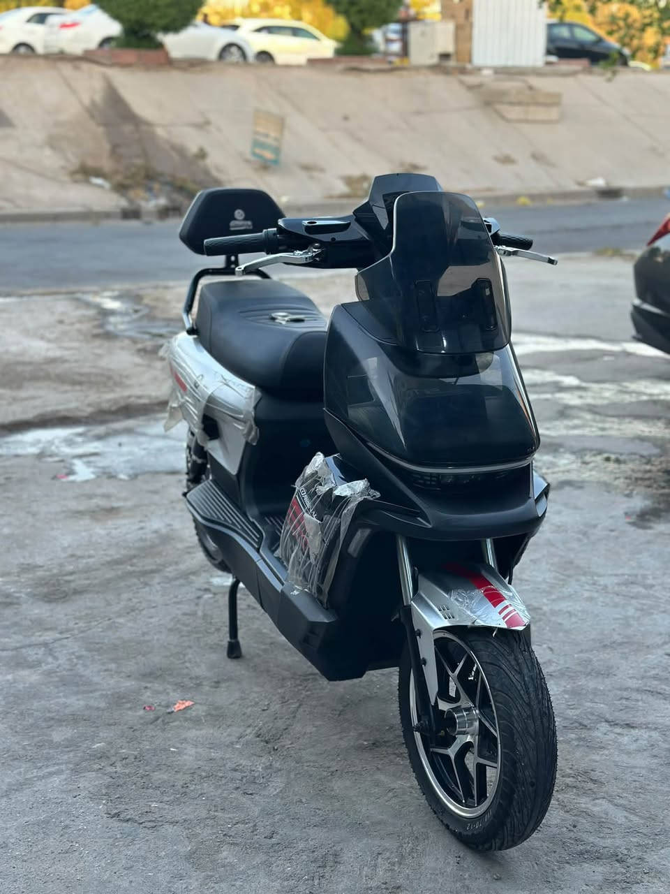 سلام عليكم ♥️
دراجه شحن ليثيوم من شركة دايون سيزر ZR
ملف 1400 حقيقي 
بطاريه تمشيك 75 _ 85 كيلو 
دبلات هيدروليك 
تاير 12 
نشرات بلاديه 
سويج بصمه كارت 
بك خلفي 
لد امامي ولد خلفي 
. 
♥️الله شاهد الدراجه مشتريه قبل شهر ونص اروح بيه للشغل وارجع . ونبي دراجه جديده اشتريته 1550 الف 
مكاني بغداد البياع 
رقم الهاتف ***********
السعر (( 1200 دينار  )) يعني مليون و200 الف
