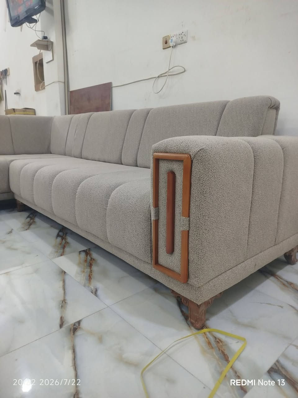 الفخامة، المتانة، ودقة التفاصيل.. تجتمع في مكان واحد! 🛋️✨
لأن منزلك يستحق الأفضل، نقدم لكم في "بصمة نجار" أحدث التصاميم وأرقى الموديلات من القنفات وأسرة النوم التي تضفي لمسة من الأناقة والراحة على مساحاتكم.
نحن لا نصنع الأثاث فحسب، بل نصنع الجودة التي تدوم مع الزمن. نعتمد في عملنا على ثلاثة معايير لا نساوم عليها:
المتانة العالية: هياكل خشبية صلبة وتأسيس متين مصمم ليتحمل الاستخدام اليومي لسنوات طويلة.
اللمسة النهائية (الفنش): دقة متناهية في التفاصيل، خياطة وتنجيد باحترافية عالية، وتقفيل نظيف يعكس ذوقك الرفيع.
الجودة الشاملة: استخدام أفضل المواد الأولية من الإسفنج عالي الكثافة إلى أجود أنواع الأخشاب.
ولأننا نهتم بأن يكون أثاثك انعكاساً لشخصيتك، نوفر لك أحدث كتالوجات ونماذج الأقمشة لتختار منها اللون والنوع الذي يناسب ذوقك وتصميم منزلك بكل حرية قبل بدء العمل.
"بصمة نجار" – أثاث يعيش معك، ويحكي قصة جودة.
للحجز والاستفسار، تواصل معنا عبر الرسائل أو تفضل بزيارتنا.
***********
***********
