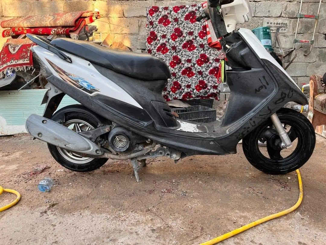 سلام عليكم دراجة ماكس عدله للبيع مامفتوحة ولا تنقيص ولا تبخير الكهربائيات كله شغاله سلف هورن الاشاير الكلوبات شغاله من الطول لطول 
الدراجة بيه كابريته تجارية وسلف امبدل البلادي 
وبيه صوت بالخرز مال اكلجات بس الدراجة تمشي طبيعي فقط اذا مشيت سريع يطلع الصوت
السعر 850الف وبيه مجال للشراي
العنوان البصرة أبي الخصيب حمدان 
الرقم ***********
