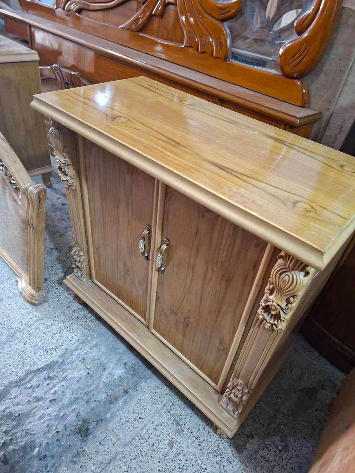 السلام عليكم غرفة عراقية  ثقيلة الوجه ٥ ملم صاج والداخل ٤ ملم  الزاوية كنتورية بأرتفاع الكنتور الصبغ الطبيعيي الغرفة نظيفة ومميزة بنقش الزان المصري دوشمة جديدة  كما موضح.بالصور موجود بيها درور هم   اي استفسار ع ***********❤️ مكاني بغداد البياع يوجد توصيل لجميع المحافظات ❤️
