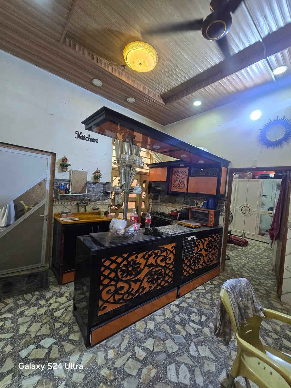 بيت لبيع بشارع المطار الجديد قرب اسواق دكان مكان راقي البيت بصف الشارع العام المساحه ٢٥٠متر مربع  يحتوي على غرف ٤ وصاله ومطبخ وستقبال ومكاشيف ٣ وطارمه وصحيات عدد٣ البناء طابوك كونكريت مسلح السعر ١٢٥ مع المجال قليل  للستفسار ***********مكتب بركات ام البنين قرب مثلجات سنبله
