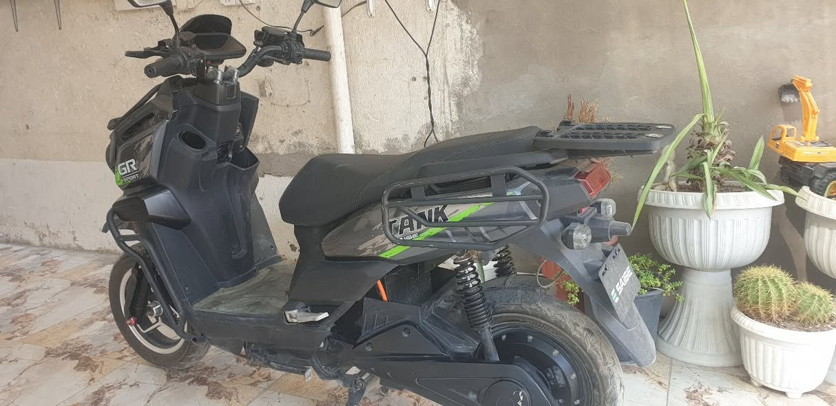 6بطاريات 72v الملف 2000
أضاءة امامية وخلفية واشارات 
وكلشي شغال اخت الجديد يجي وياها صندوق للدراجة ويجي سويج وبصمة أثنين ،مكاني المشتل قرب المجلس البلدي للتواصل ***********

