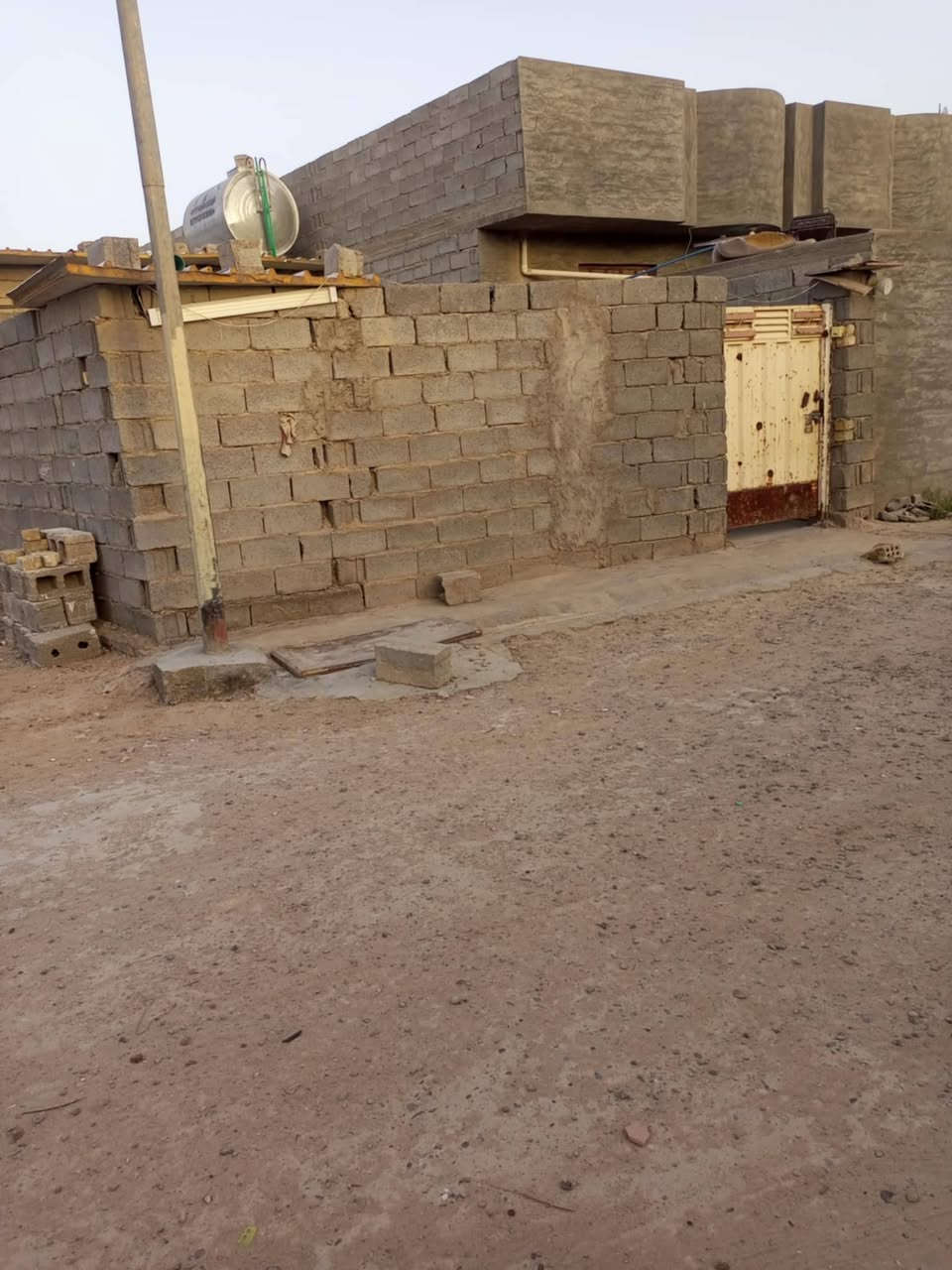 السلام عليكم بيت للبيع في حي المختار المساحه 125
غرفه نوم 
صاله 
مناور عدد2
سقف جينكو سندويج 
شارع 10 
السعر 18 وبيها مجال 
رقم  الهاتف 
***********
