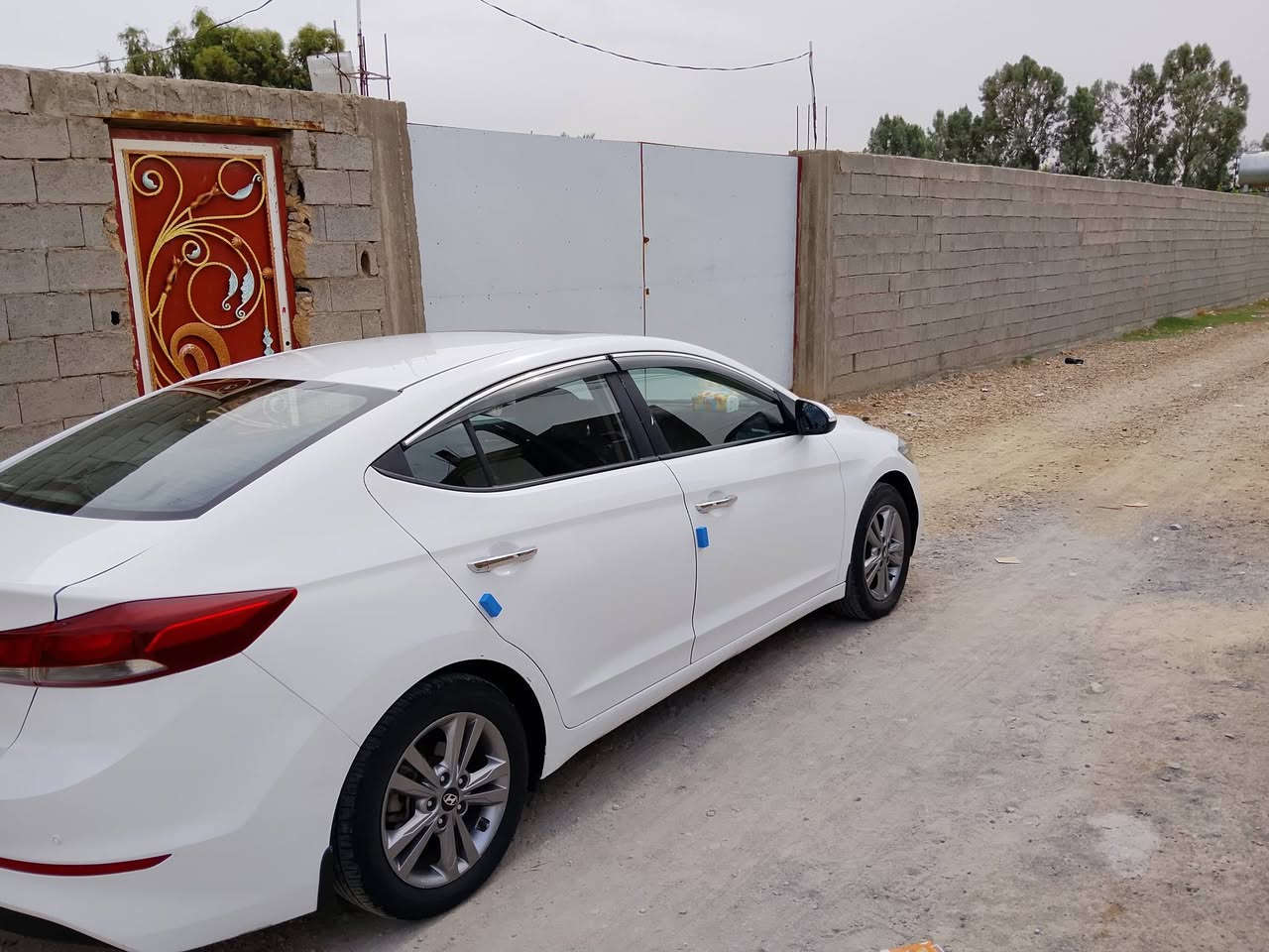 تمام، بما أن الموديل 2017 والضرر واضح بالصور، الأفضل يكون الإعلان صريح حتى يجذب المشتري الجاد:
🚗 للبيع – هيونداي إلنترا 2017

هيونداي إلنترا موديل 2017، لون أبيض.فول مواصفات 

السيارة موجودة أمامكم بالصور وحالتها موضحة بالكامل، والضرر ظاهر بالصور بدون إخفاء.

🔹 موديل: 2017
🔹 المحرك: 20V دوش
🔹 ناقل حركة: أوتوماتيك
🔹 لون: أبيض
🔹 فتحة سقف
🔹 شاشة
🔹 تحكم بالمقود
🔹 داخلية نظيفة
🔹 السيارة شغالة والمحرك مرتب حسب الظاهر بالصور
ممشا السيارة: 235 الف

⚠️ الضرر: كما موضح بالصور، يرجى مشاهدة الصور جيداً قبل التواصل.

💰 السعر: [خاص]
📍 الموقع: [الرمادي]
📞 للتواصل: [***********]
