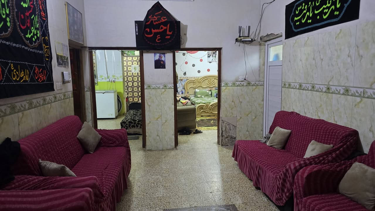 السلام عليكم بيت ٢٠٠ متر بدايه مسقط خلف مجمع مسقط الطبي بيت طابقين يتكون من استقبال وحولي ومطبخ وغرفه وصحيات الطابق الاول والثاني يتكون من ٣ غرف وحولي وصحيات للاستفسار ***********
