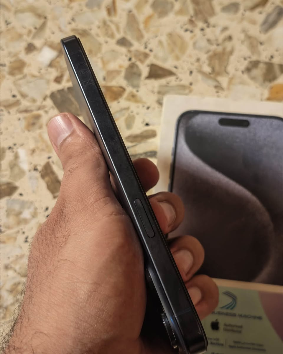 📱 للبيع: آيفون 15 برو ماكس (iPhone 15 Pro Max)
الموديل: ماستر / نسخة الشرق الأوسط (AA/A)
 السعة: 256 جيجابايت
 اللون: تيتانيوم أزرق (Blue Titanium)
 حالة البطارية: 83% (أصلية)
 الملحقات: الكارتونة الأصلية + كافرات حماية
تفاصيل الجهاز:
الجهاز نظيف جداً وخالي من النواقص، وجاهز للاستخدام الفوري بدون أي مشاكل.
 المكان: بغداد - الزعفرانية
 السعر: 1,050,000 دينار عراقي (مليون و50 ألف) - قابل للتفاوض البسيط للجادين
للتواصل والاستفسار يُرجى المراسلة على الخاص أو الاتصال.***********
