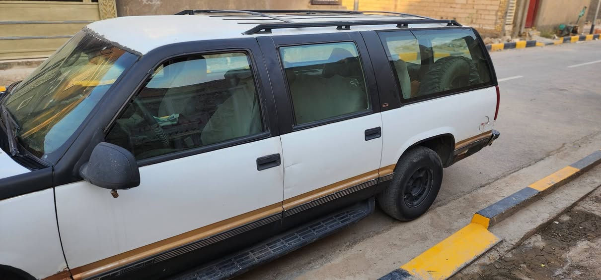 🔴 اعلان بيع سيارة: GMC Suburban 1999
الشركة والموديل: GMC سوبربان (موديل 1999) بطة خمسه برغي مكينة ٥.٧ كير ٧٠٠
المكينة والكير شادهن مال حاويه 

اللوحة والتحويل: السيارة باسمي، رقم بغداد (إنجليزي)، والتحويل ثاني يوم.

السنوية: منتهية من شهر كانون الثاني (شهر 1) لسنة 2026.

الذمم: بدون أي غرامات مرورية.

الحالة العامة: السيارة شغاله وتمشي وتوصلك وين ما تريد وماتوكفك بالشارع، لكن البدي حالته مثل ما موضح بالصور.

🛠️ ملاحظات الحالة الميكانيكية (تحتاج ترتيب):

نضوح قليل بكيس دهن المحرك.

نضوح قليل بكيس زيت الكير.

الاكسل فيه صوت ونه يظهر عند التخفيف فقط + نضوح من الكيس الخاص به.

الداينمو ضعيف ويحتاج صيانة أو تبديل.

الحدادية ٨٠% 

مكان السيارة: الناصرية - حي الزقورة

السعر: 25 ورقة (بيها مجال للجادين)

للاستفسار والتواصل:

***********

***********
