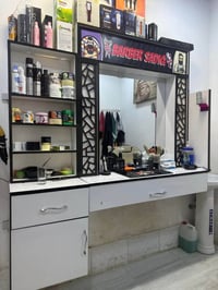 ميز حلاقة • نضيف • استخدام قليل