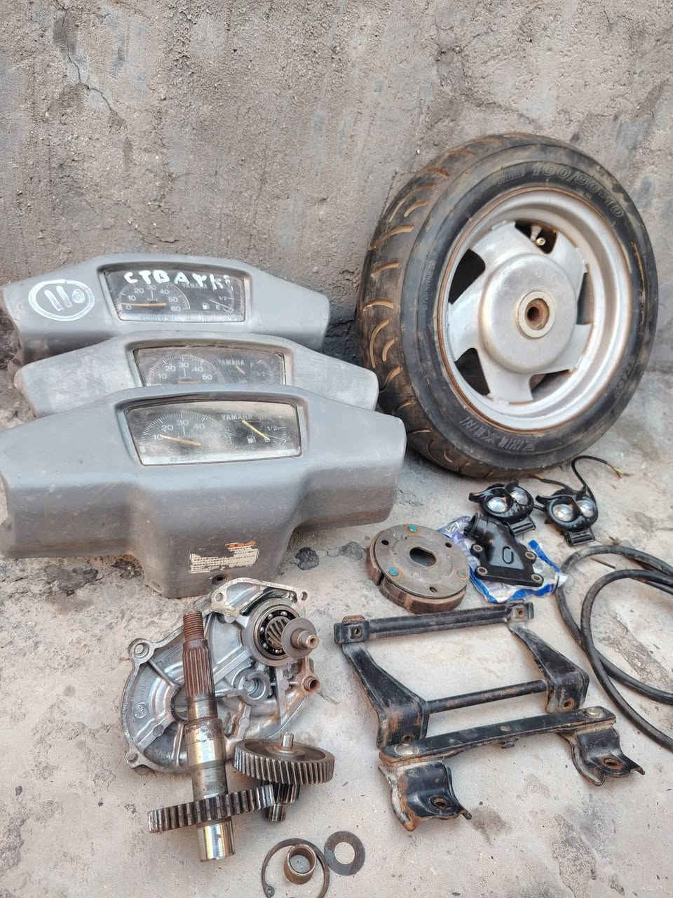 غراض بيكم مال  تفصيخ    
تاير خلفي  هوه والويل
قمجي مال عداد  كليومتر عدد 2
شفاطه جديده غير مستعمله  
رواصد مال سله اماميه وزن ثقيل اصلي مال رمبه 
اكسل كامل 
كشافات الليل ايسوي نهار 
دشبول عدد 3 
كلج خلفي
كلهن شلع ب 30 الف 
 بغداد العبيدي حي الرئاسه قرب جامع الامام علي ع 
للاتصال *********** بيه وات ساب
