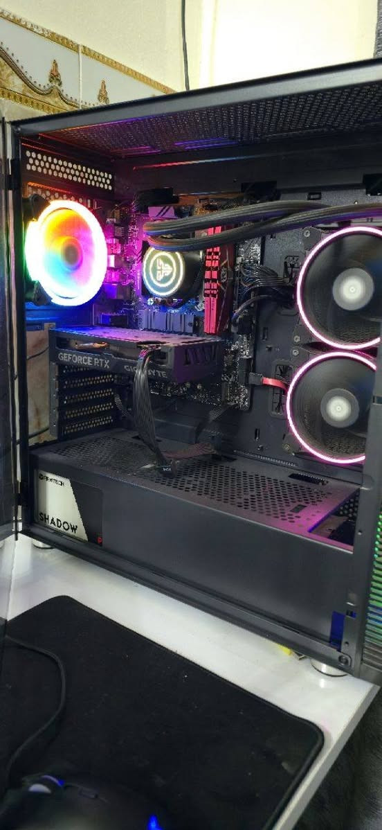 #PC_GAMING_2K
السلام عليكم 
تجميعة كاملة للبيع 
_
CPU/ CI5 14 400F

M.B/ B760 M MSI

GPU/ 4060  8GB GIGABITE X2

RAM/ 32 GB DDR4 (16×2)  3200

M.2/ 1TB

SSD/512 GB

PSU/ 650 W

COOLER/ 240 ML

CACE/ 4 FAN +2

التجميعه نضيفة كلش وكراتين القطع موجوده.
_

الشاشة BLACK  WOLF
2K

165 HZ

32 IN

IPS
_

UPS ONLIN 1KV 

استخدام متواصل تقريبا 15 يوم كارتون وضمان موجود 

_

كيبورد + ماوس + ماوس باد + هيدست + ميز 
كلهه براندات مثل مموضح بالصور كله جديد  وكراتين موجوده 

_
التجميعة مواصفات عالية تشغل كل الالعاب على 2K 

 كاملة يصير سعرهه 12ورقة بس يعني مليون و860 الف بس وبينه مجال بسيط للشراي والفرمته عليه

للاستفسار *********** واتساب
