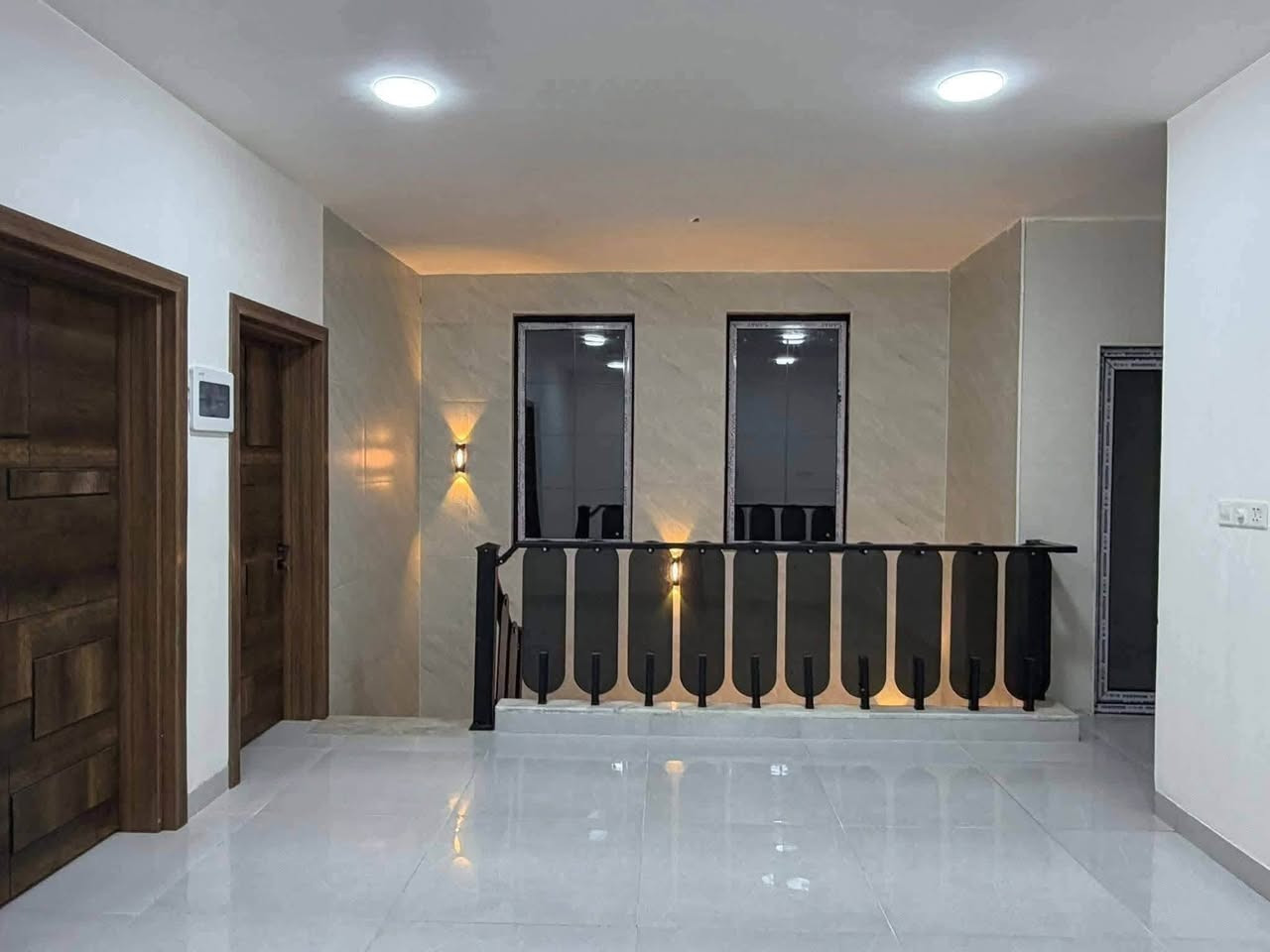 🏠 / دار للبيع مساحه ٢٠٠ م طابو صرف
واجهه ١٠ م / نزال ٢٠ م 

🧱 بناء حديث درجه أولى 
                ( فارغ تسليم مباشر للمشتري )

الطابق الاول /  مطبخ . أستقبال . هول . غرفتين . مجمع صحيات . صحيات خارجيه 

الطابق الثاني / غرفتين . هول . صحيات 

🌏 الموقع / شارع ٨٠ قرب مسجد الرحمن
        ( ثاني دار عن شارع المدارس )

الدار بناء ٢٠٢٦ غير مسكون سابقا

***********
