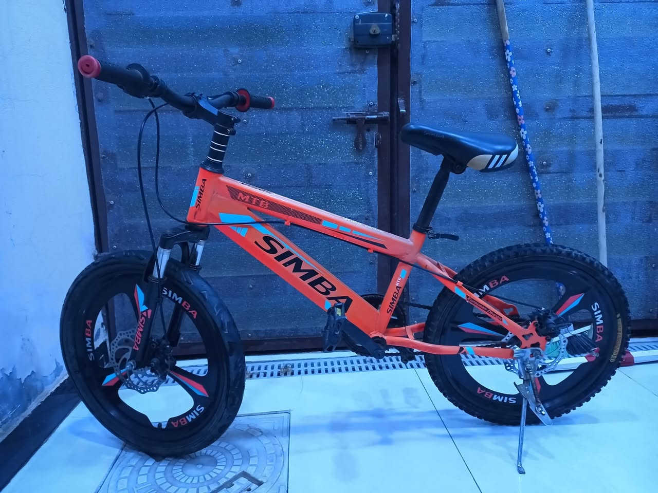 السلام عليكم.،
بايسكل BMX نظيف للبيع... سعر 100 وبي مجال 
النجف
للتواصل ***********
