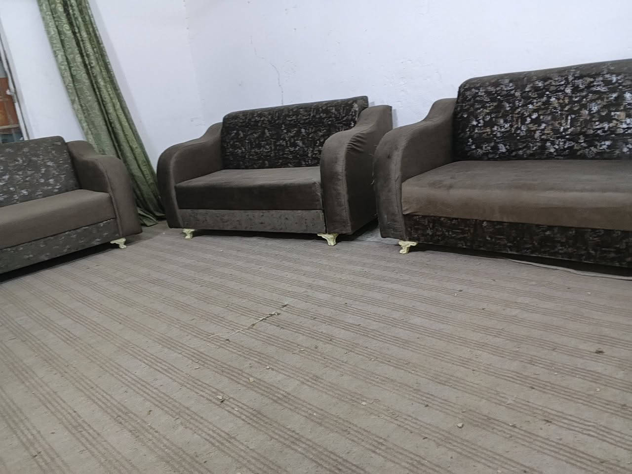 تخم تسكام نضيف كلش 12مقعد لون جوزي العنوان بابل الحمزه الغربي الحي العسكري الاستفسار ***********
