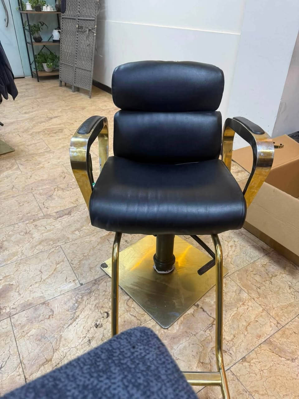 سلام عليكم
كراسي حلاقة نظيف مستعمل قليل 
الاستفسار واتساب سيد صفاء 
*********** 
جميع اغراض صالونات متوفرة
