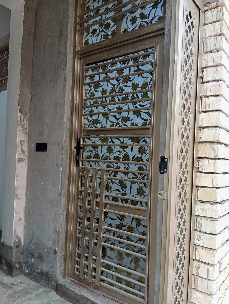 سلام عليكم بيت 50متر لبيع لبيت جديد وشغله مال جناي شغله كله درجه وله وبي محل بشارع ابو طياره ***********
