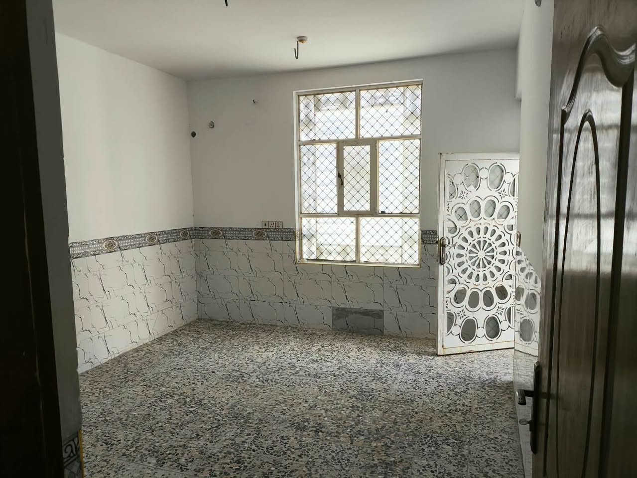 دار ١٠٠ مربع صب كونكريت الأساس والسقف بناء جديد 
غرفه صاله مطبخ حمامات تخاريج إستقبال 
البيب جدا نضيف 
السعر ٤٣ وبي مجال جدا قليل 
النجف الأشرف الكوفه شارع المطار السايدين خلف جوهره العرب شارع العلويات 
***********
