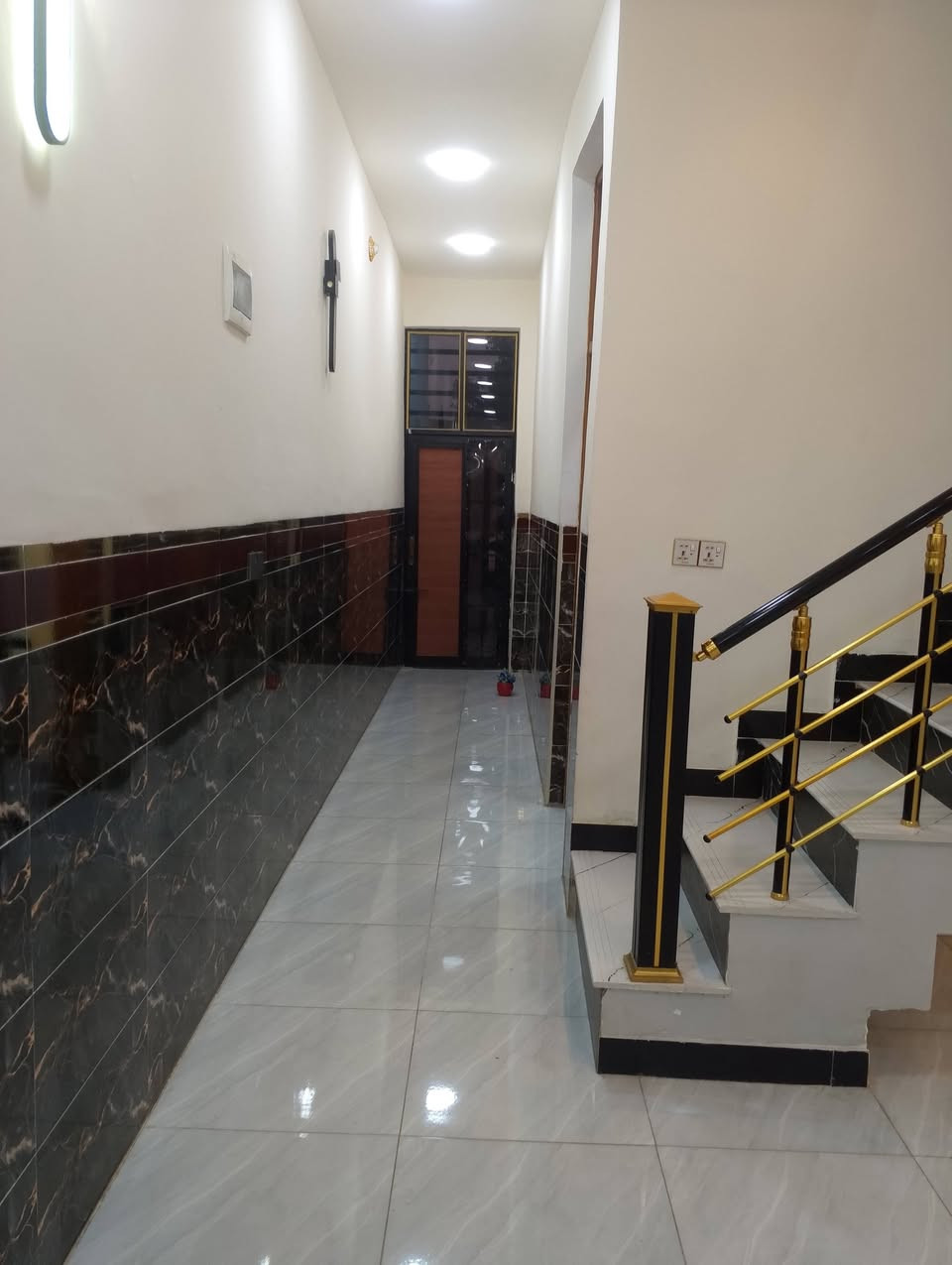 سلام عليكم بيت للبيع المساحه 120متر بغداد سبع قصور خلف جامع اليمام علي.عليه السلام..السعر80 وبي مجال قاط ونص...***********
