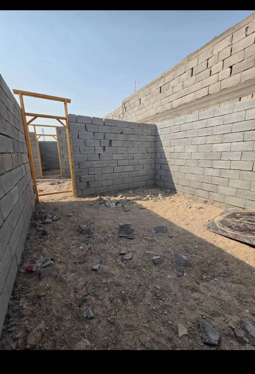 يتوفر لدينا دار هيكل للبيع

مساحه 200متر 

العنوان البصرة منطقة أم النعاج مقابيل حي بغداد 

جنس العقار طابو مالك صرف زراعي باسم عراقي سند 25 وكالة ونصخ من الطابو ومكاتبة من المالك مباشره 

يحتوي البيت على غرفتين٢ منام كبار 
وديوانية 
وصالة 
ومطبخ 
وصحيات داخلي وخارجي 
وكراج سيارة 

شارع 10متر 
منطقة هدوء وقريبة علة مركز المدينة 
بناء بلوك تاجريان 

جميع الخدمات متوفرة ماء كهرباء مدارس نت كلشي قريب على السعر((60مليون وبي مجال))
اللاستفسار الاتصال على الهاتف ☎️ 📞 
***********

نص مكتوب في الصور:
- مراسلة DDr...