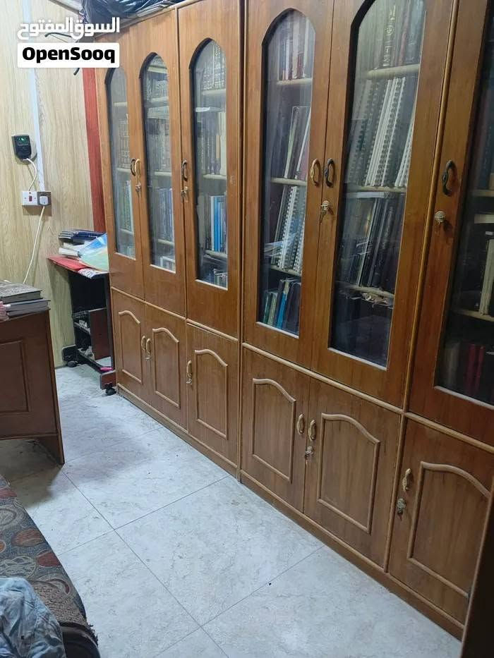 السلام عليكم بيت للبيع في المعقل حي الشهداء مقابيل استشارية الموانئ 
بيت موانئ مرمم و مضاف اليه بمواصفات ممتازة مساحته 145م بالاضافة لفضلة اكثر من 50م البيت طابق واحد و يضم اربع غرف نوم مساحة 3.5*4 و غرفتي استقبال واحدة كبيرة للرجال و واحدة صغيرة للنساء و هول و مطبخ و حمام مشترك داخلي و خارجي و يضم كراج واسع و طارمة واسعة ايضا + مبني في السطح غرفة صغيرة مستخدمة كمكتب و غرفة كبيرة سقفها سندويج بنل مستخدمة كمخزن 

البيت نظيف و جاهز للسكن السعر 295 و قابل للتفاوض

***********

نص مكتوب في الصور:
- السوق المفتوح
- OpenSooq
- السوق المفتوح OpenSooq