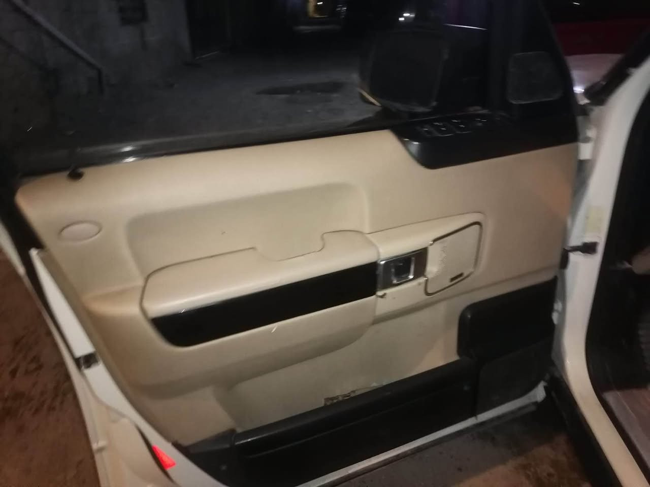 رانج فوج موديل ٢٠٠٨ ماشيه ١٢٥ كفاله سياره جديده بمعنئ الكلمه يرادلها تلحيضات صغيره. صوت بالرواجز اول ما تشغل ادوات كفاله من السرقه والعشائر دواخل بيجي خليجيه السياره محرك عادي المرغوب مو سوبر ملاحظة انه مكلف بالنشر هذ رقم راعيهة ‭***********‬ البصرة, العراق
