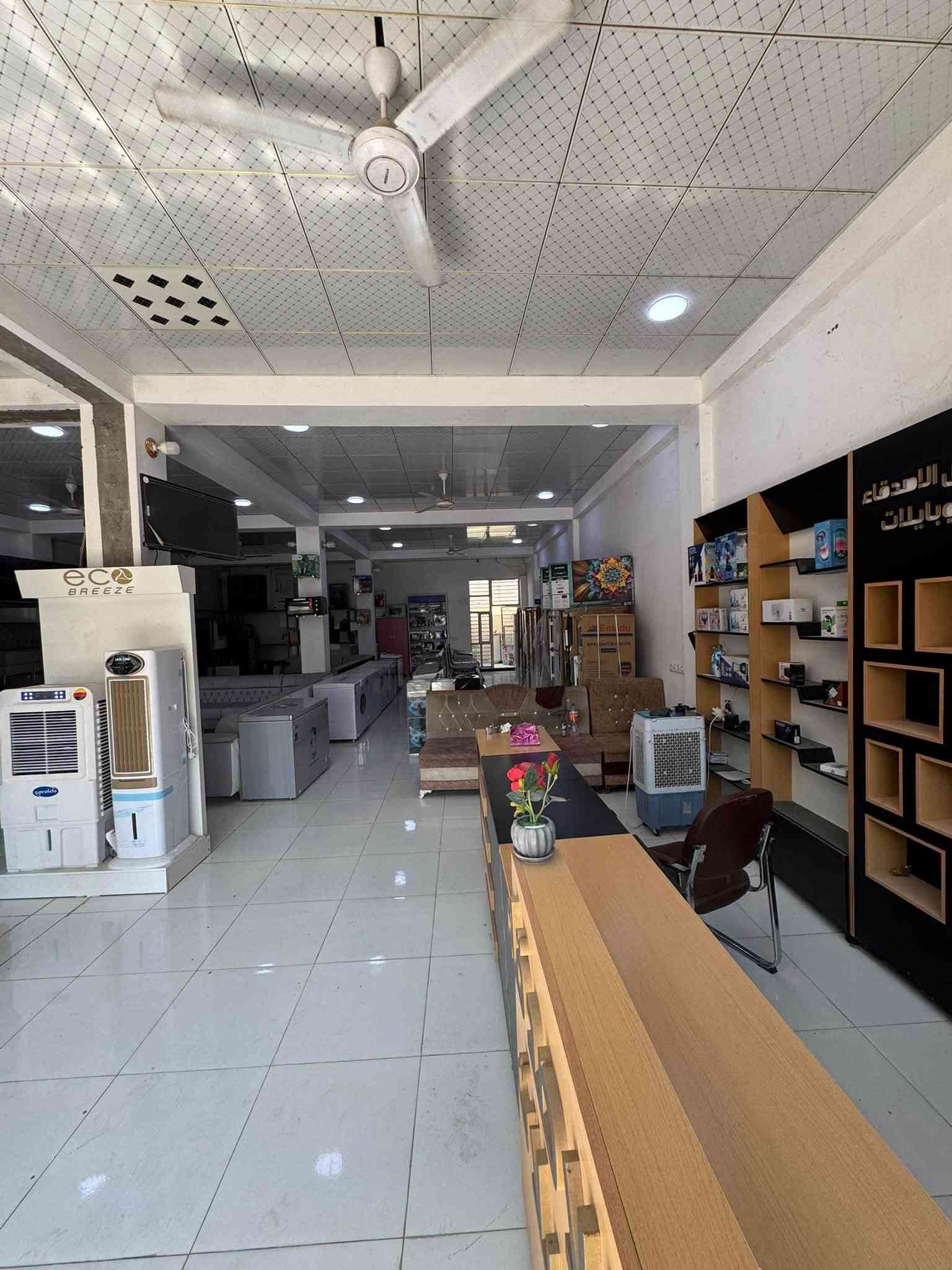 السلام عليكم ورحمة الله وبركاته 

  عماره ركن تجاريه     المساحه 200م 
 
        طابو زراعي ملك صرف سند (25)
                      حالين مؤجره بوارد 600الف دينار كل شهر 

  موقع تجاري استراتيجي ذو حركة مرورية عالية وواجهة بارزة.
 تشطيبات ممتازة ومطابقة للمواصفات الهندسية والدفاع المدني.
 توفر مواقف مخصصة للسيارات أمام العمارة.
 قريبة من كافة الخدمات والأسواق الحيوية، مما يضمن عوائد استثمارية عالية ومستقرة.
 مجهزة بالكامل بالخدمات الأساسية (كهرباء، ماء، مصعد، أنظمة سلامة).
السعر المطلوب: [الاتصال على الرقام أو مراجعة مكتب الحمداني للعقار "]للإستفسار والتواصل:⚠️ 
 اسم المالك مراجعه مكتب الحمداني للعقار 
 رقم الهاتف: [رقم الهاتف هنا 📞***********📞
 رقم الواتساب: [رقم الواتساب هنا☎️***********☎️

           
     ✅موقع ديالى بعقوبة تقاطع القدس دور الزراعه الثآلثه ✅
