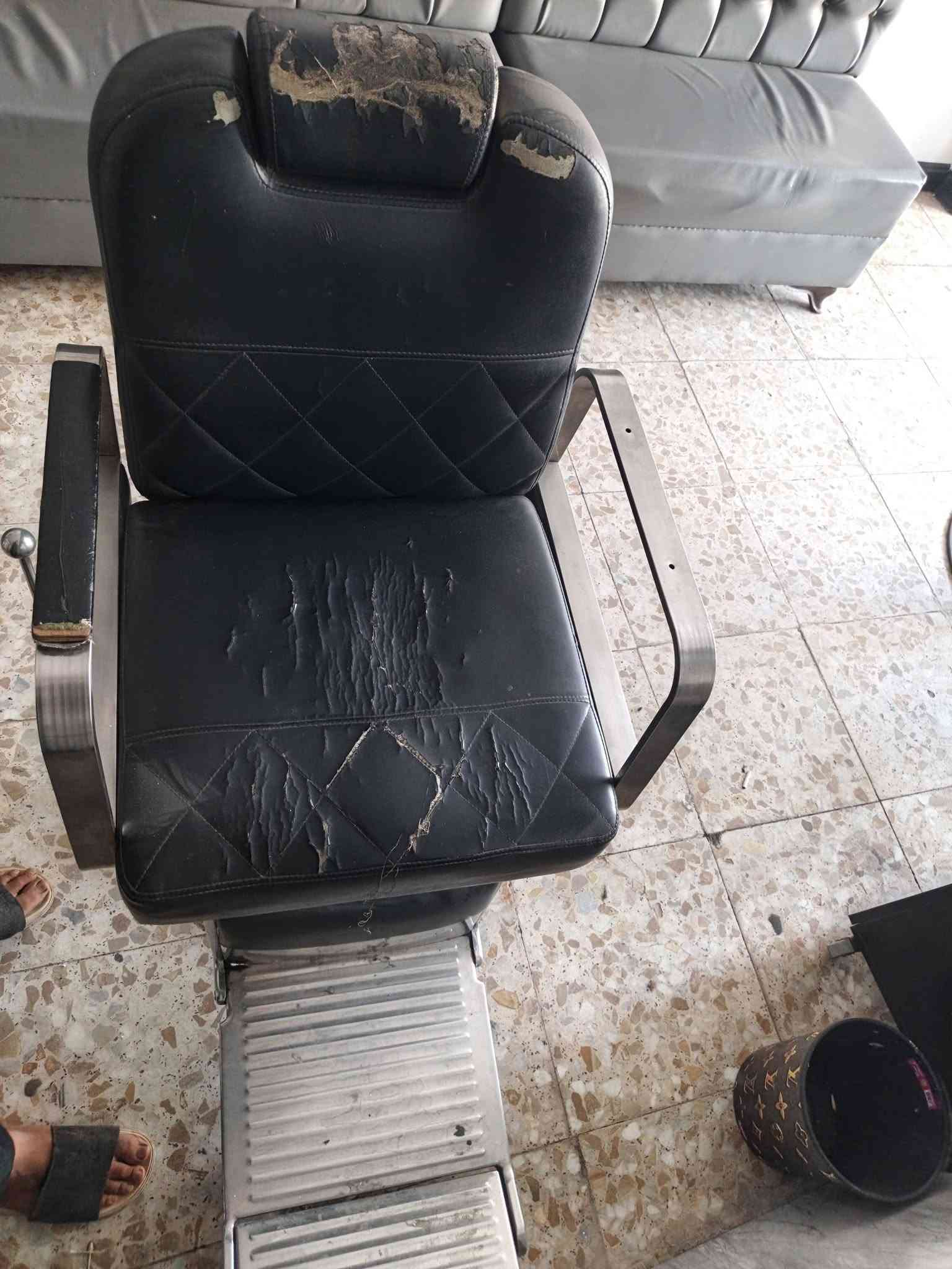 السلام عليكم محل حلاقه كامل للبيع ٤ كراسي ٤ مرايات ٣ عرباين ٣ كومديات ٤ قطع تخم فاترينه مغسله ومرايه مالتها ام الد للبيع عنواني الزعفرانيه سعر مليون رقمي ***********@
