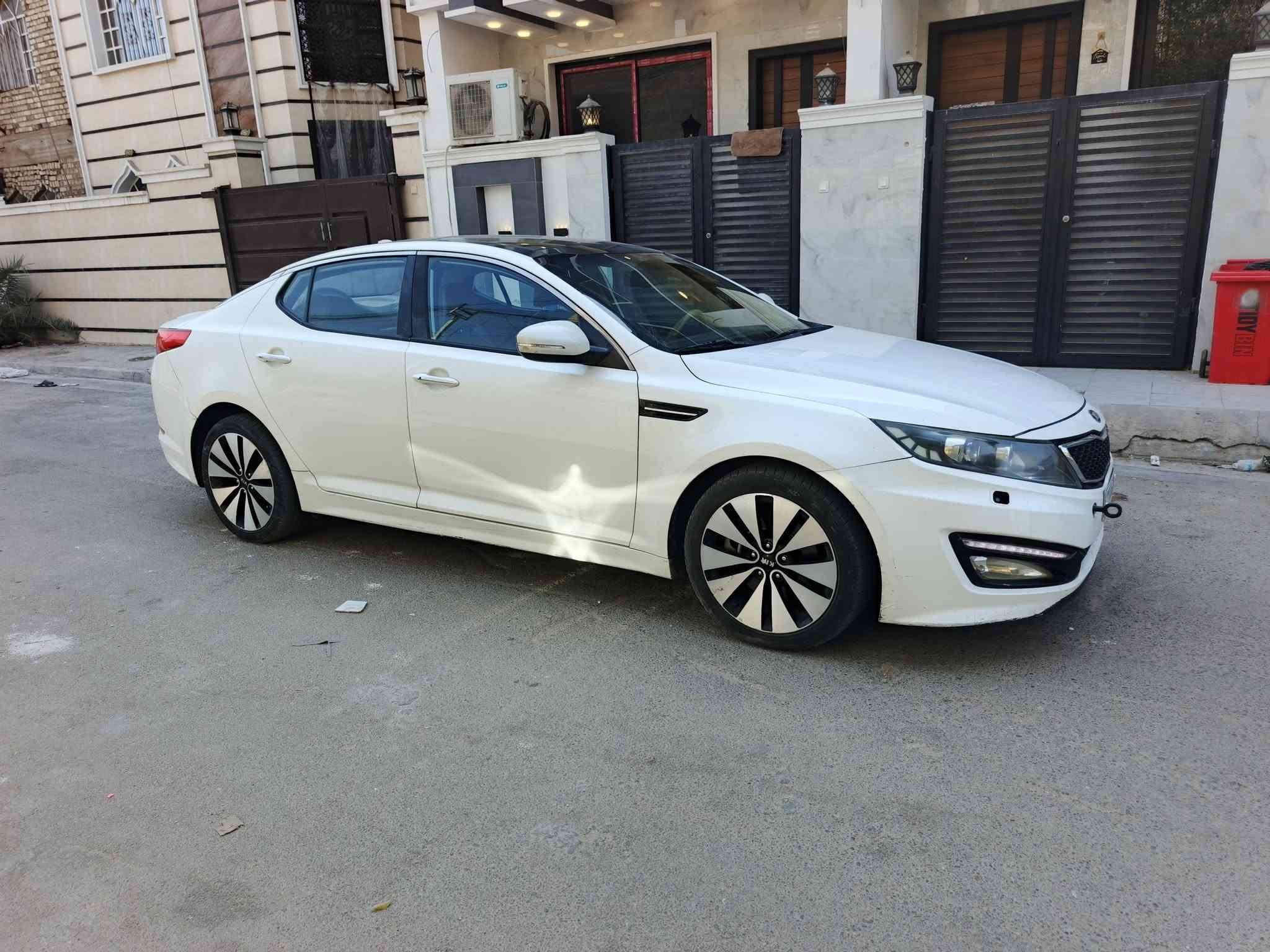 السلام عليكم اوبتما 2013 خليجي  فول الفول VIP 1/1 مكينة 2400
مكينة 2400 دوش مكفولة من التنقيص والتبخير 
كير 6 نمر مكفول 
تبريد ❄🧊 + تدفئة 🔥
موصفات السيارة
1 بصمة تشغيل + بصمة ابواب +  بصمة جنطة 
2 نظام ترحيب عند الاقتراب 
3 اشاير بل مرئي + المرئي شفط 
4تبريد قطعتين ❄ + التبريد منفصل مناخين + ابيانو 
5  كشنات جلد + كشن كهرباء + خزن ميموري وضعيتين 
6 بنوراما طكتين 
7 لد امامي نهاري + ليلي + لد خلفي 
8 كامرة 360 درجة + حساسات خلفية 
9 داخل صاج 
10 نظام ECO اقتصادي فول + NORMAN عادي 
11 فول تحكمات استيرن + نظام قفل سرعة + شفتات 
12 دبل كزوز
13 زراكات مان مي 
14 عدسات في المازدة عدد 2
15 نظام مانع انزلاق + ABS
16 5 ويل كب + تخم تاير جديد + ويل 18 
(لغود + شواصي + حوض + تكم + ايرباك مكفولات بدون دواخل ) 
(صبغ نص الجاملغ الخلفي + نص الباب كلير الخلفي بدون معجون)
سنوية 2031 + رقم جديد + هزة بسمي تحويل مباشر  
مكاني بغداد حي جهاد 
السعر 115 وبيها مجال للطيبين
