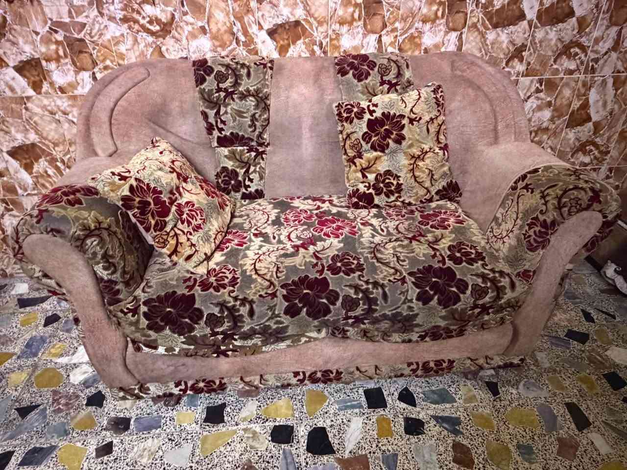غراض بيت مستعمله للبيع
تخم ٩ نفرات 
تخم ٨ نفرات 
ميز طعام خشب صاج النوعيه القديمه القوي وياه ٤ كراسي 
كاونتر اللمنيوم 
المكان بغداد - الشعب 
***********
