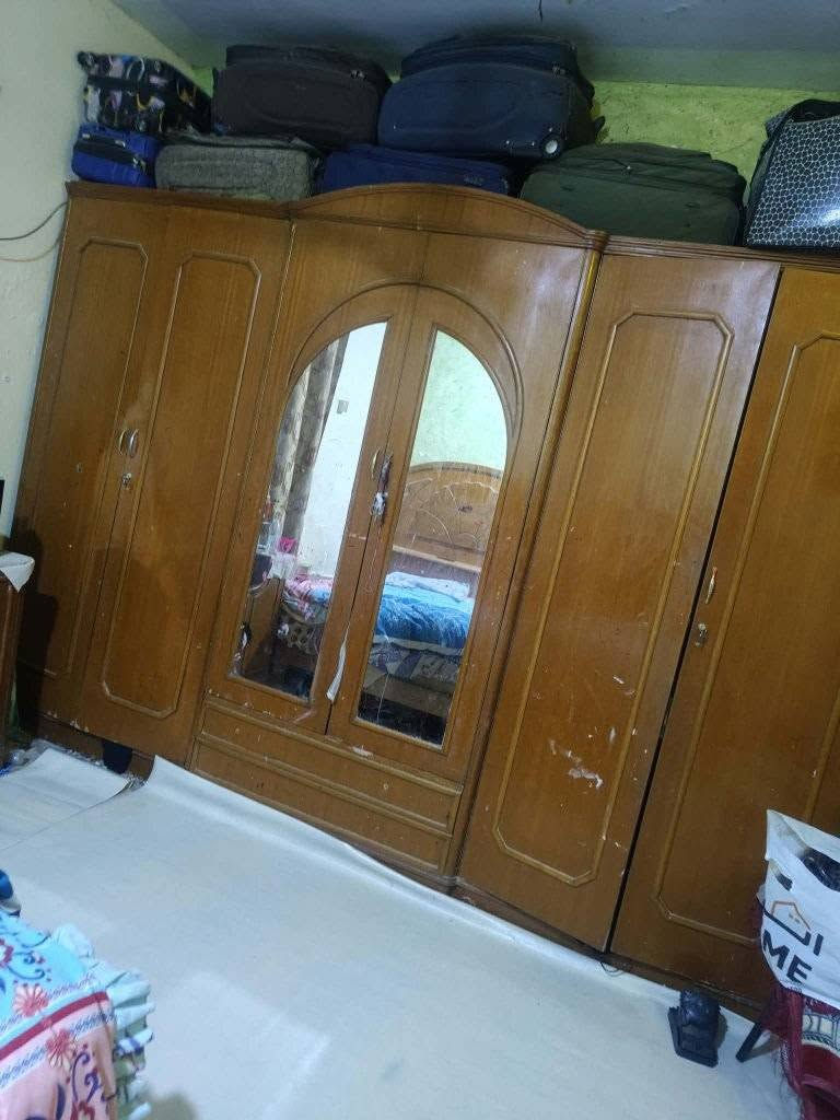 غرفه نوم للبيع كامله ام 6 بيبان مكانها بالزبير السعر 325 وبيها مجال للشراي
