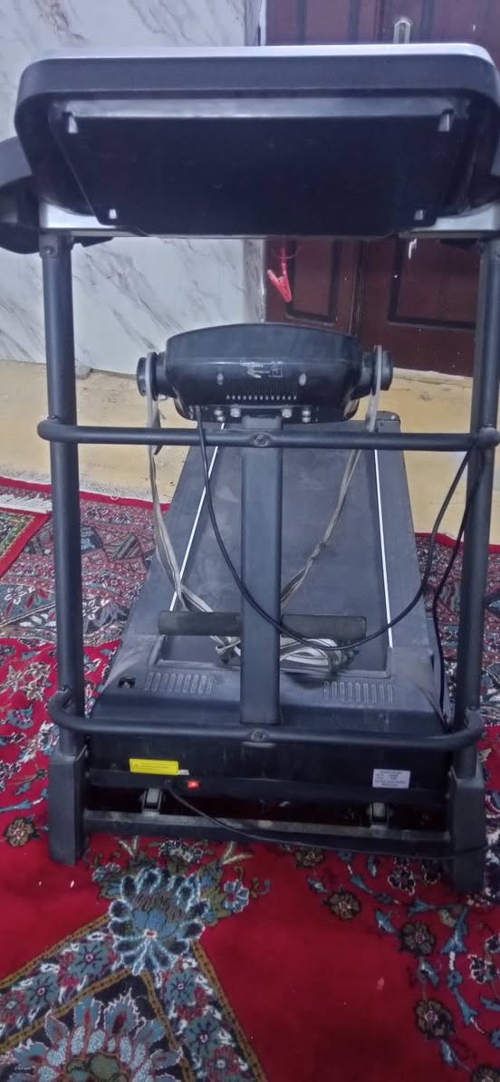 🏃‍♂️ جهاز مشي كهربائي للبيع
جهاز مشي كهربائي SPORT بحالة جيدة، مناسب للبيت والتمارين اليومية.
🔹 النوع: جهاز مشي كهربائي
🔹 الشاشة: شاشة رقمية لعرض السرعة والوقت والمسافة وغيرها
🔹 التحكم: أزرار تشغيل وإيقاف وتحكم بالبرامج والسرعة
🔹 مزود: بمفتاح أمان للطوارئ
🔹 رجّاج/جهاز اهتزاز مدمج
🔹 المقابض: مقابض جانبية ثابتة لسهولة وأمان الاستخدام
🔹 السطح: مساحة واسعة للمشي والجري
🔹 المميزات: حامل/مساحات للأغراض، ومكبرات صوت مدمجة
🔹 الحالة: مستعمل، وتظهر عليه بعض آثار الاستخدام والخدوش، كما هو موضح بالصور
🔹 الملحقات: الجهاز مع ملحقاته الظاهرة في الصور
💰 السعر: 200,000 دينار عراقي فقط
📍 للمهتمين، مراسلة خاص او الاتصال على الرقم ***********
📸 الصور المرفقة هي صور الجهاز الفعلي.
