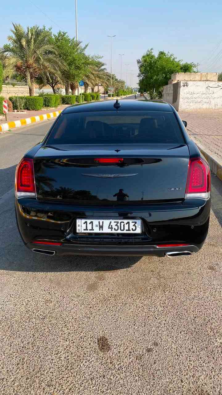 السعر265$
Chrysler 300 فئة 300L / Touring-L.
🔹 المحرك: 3.6 لتر  V6
🔹 القوة: حوالي 292-300 حصان  
🔹 العزم: حوالي 353 Nm  
🔹 ناقل حركة: أوتوماتيكي 8 سرعات  
🔹 نوع الدفع: دفع خلفي
30im
من المواصفات القياسية أو الشائعة:  
✔ شاشة لمس 8.4″ مع نظام ترفيهي وملاحه
✔ دخول وتشغيل بدون مفتاح
✔ مكيف هواء مزدوج المناطق
✔ مقاعد أمامية قابلة للتسخين
✔ مراقبة النقطة العمياء Blind Spot
✔ حساسات ركن أمامية وخلفية + تنبيهات حركة خلفية (في الغالب)
✔ جنوط 20″
حادث السياره جاملغ +البنيد اصلي نفس لون بدون صبغ ولا تعديل
العراق بغداد

‭+964 770 793 8105‬
