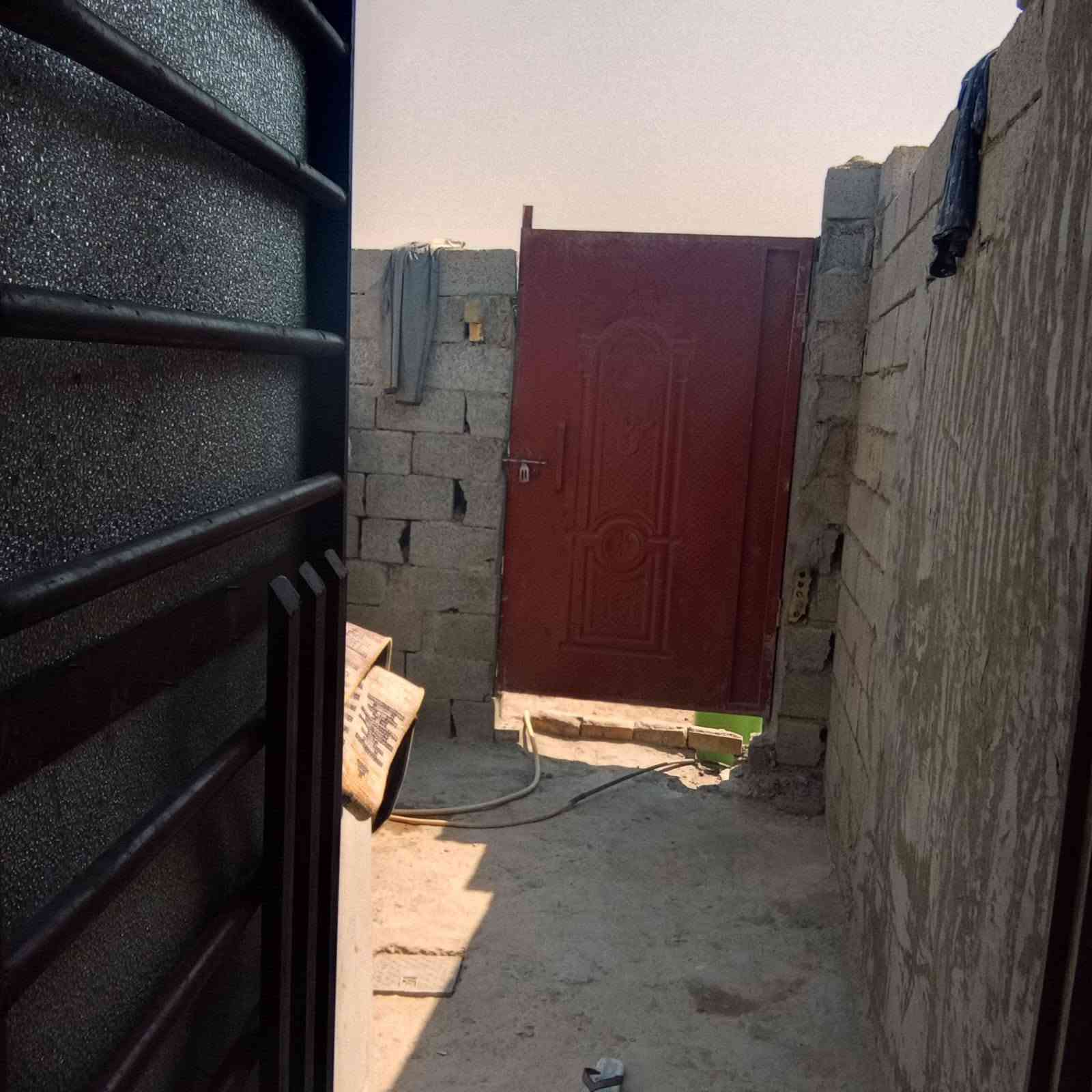 بيت للبيع مساحه 100 بية غرفة وستغبال وصالة ومطبخ وصحيات المكان مقابيل الشمري بخط ثالث البيت سندويج السعر مناسب للستفسار تصل أو مراسلة ***********
