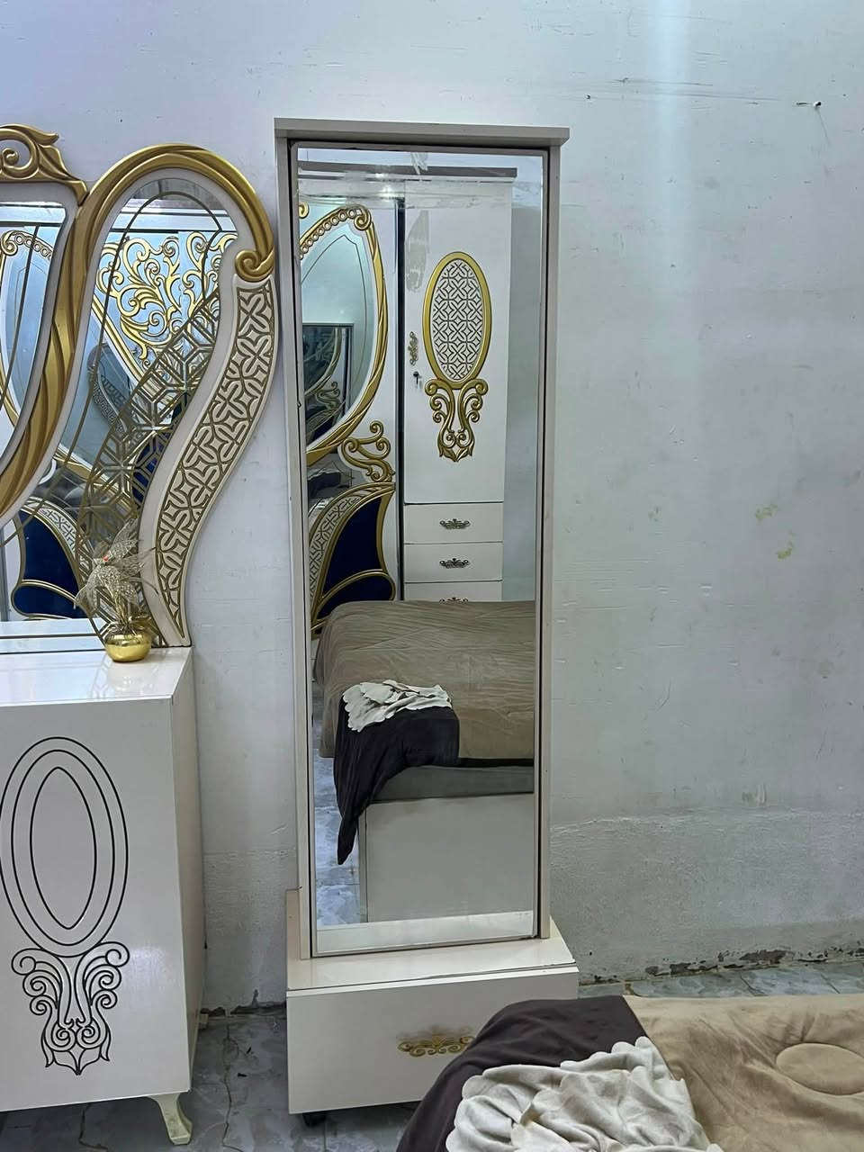 غرفة تركي 8 قطع نظيفه وياه ملحق كنتور اضافي السعر 600 وبيه مجال مكان بابل قرب العاب المدهش م ***********
