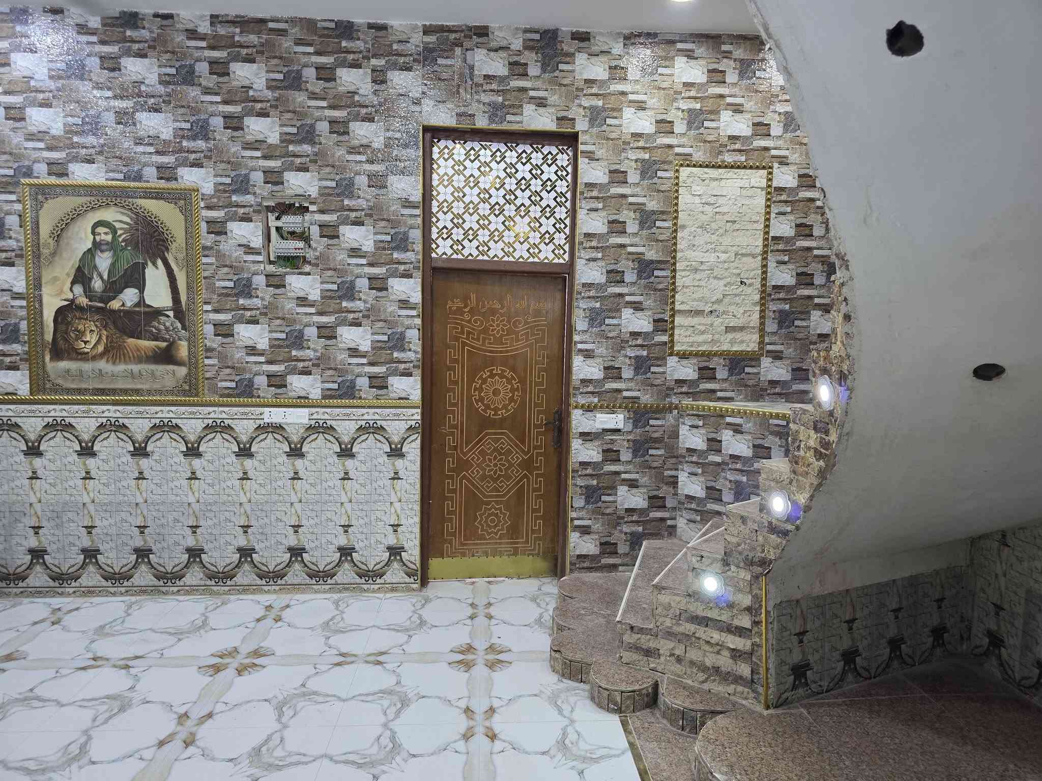 السلام عليكم دار سكن للبيع حديث غير مسكون في الكوت منطقة حي الحكيم نزلة الوائلية بالقرب من الشارع العام وبالقرب من شارع الصب مساحتة 150م وشارعة 10م البناء طابوق درجة اولى والسقف صب مسلح والارضية والجدران سيراميك ويتكون البيت من غرفة وصالة واستقبال ومطبخ وصحيات داخلية وخارجية وكراج ومرقم من قبل البلدية ومتوفرة كافة الخدمات ماء وكهرباء ومجاري رئيسة السعر 55 وبي مجال الاستفسار الاتصال على هذا الرقم ***********
