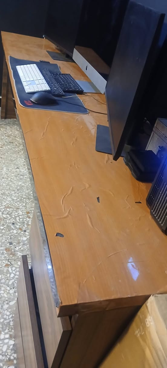 السلام عليكم عندي هذا الميز تفصال  mdf الطول 80  والعرض 260 هذا اني مجلده حتى احافظ عليه مع شاشات عدد ٢ سامسونج بعدها بالضمان مواصفات الشاشات موجودة بالصور للاستفسار مراسلتي ع وات ساب ***********

