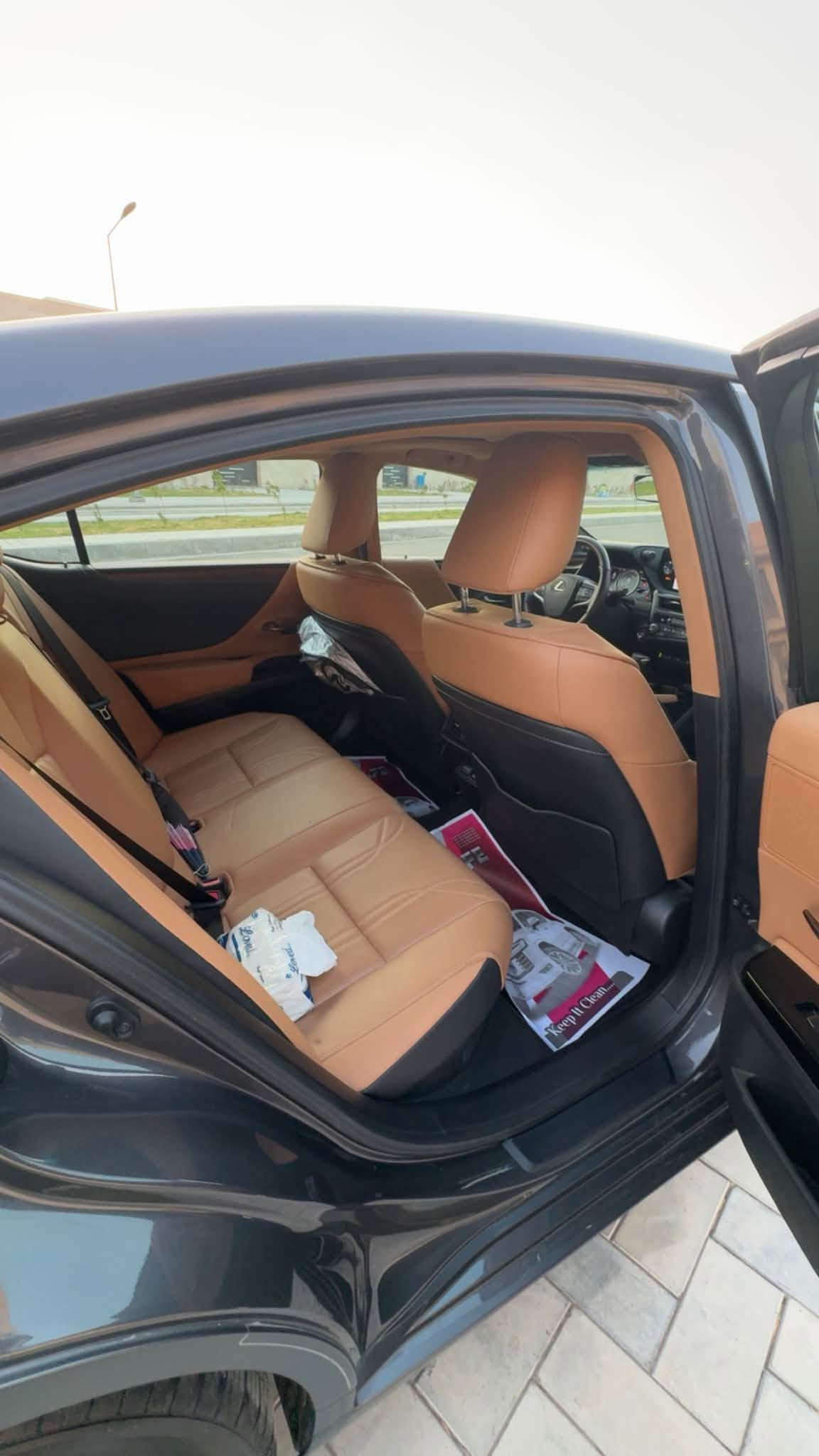 السلام عليكم للبيع  التحفه اليابانيه 🤍
Lexus ES 300 h 2024 هايبرد الترا لكجري

رقم بغداد ب اسمي تحويل ثاني يوم

السيارة فول مواصفات ١/١ 

ماشية 11 الف كيلو قابل للزياده

سياره اخت الكلين صبغ حافة البنيد

 بدون ايرباك السيارة ✅

‏الترا لكجري 

السيارة مغلفة ppf مات 

كامرات 360 درجة

حساسات امامي و خلفي 

رادارات امامي و وجانبي  وخلفي

نقاط عمياء 

تحديد مسار 

مثبت سرعة تفاعلي شفتات ستيرن

تدفئة تبريد كشنات مع خرن ميموري 

تدفئة ستيرن 

فتحة سقف 

نظام صوتي + دمام خلفي 

شاشة جبيرة نظام كار بلي وايرليس واندرويد اوتو

شحن لاسلكي  

مري شفط وكهرباء وتعتيم تلقائي للمرايات والمرايه الوسطيه

ستيرن جلد

وبيها بعد هواي مواصفات معروفة 

السيارة جاهزة بدون نقص  

مكان السيارة بغداد العامرية

الرقم ***********

نص مكتوب في الصور:
- تعديل