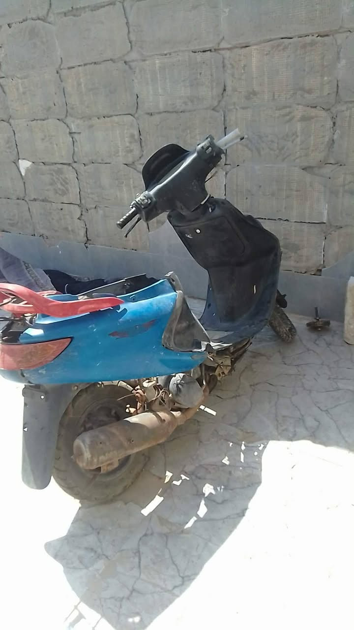 سلام عليكم اخوتي هاي الدراجه فراشه كفرات كامله كويل نار وجوزه جدد وتوايؤ جدد كهربايات كامله دراجه عوزه كابريته اني ابيعك كوم حديد مكاني نجف الرقم ***********
