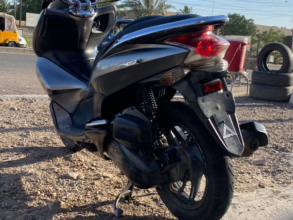 السلام عليكم 
دراجة pcx جيل اول للبيع 
دراجه شلعه معدل كهربائيات كلها شغاله 
دراجه نضيفه اي نقص مابيها 
حساسات كلها شغاله اي نقص مابيها 
رقمي ***********
