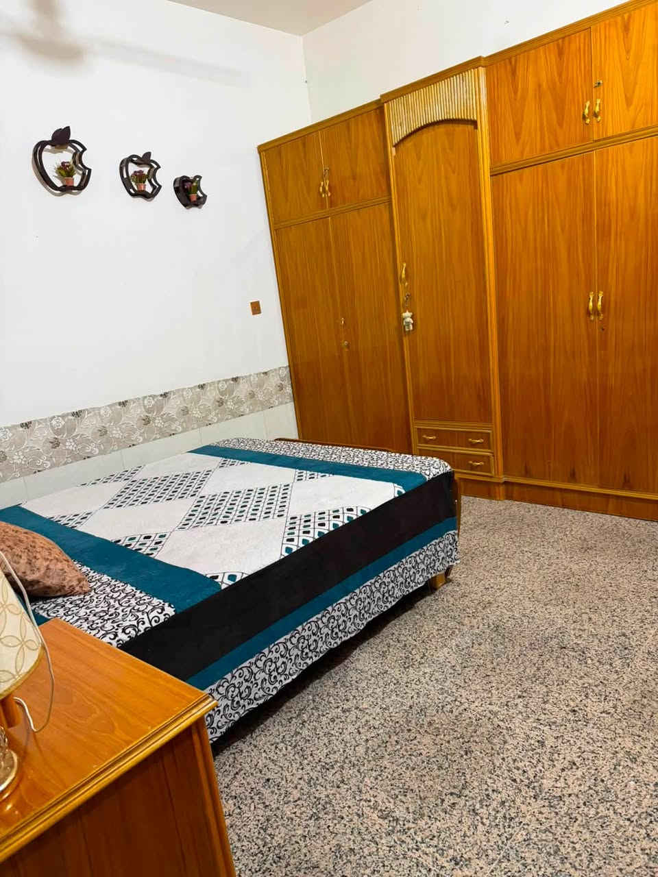 بيت 100متر في كربلاء حي الميلاد مقابيل المتنزه الجديد  بناء حديث في سنه2025 تفاصيل البيت  صاله واستقبال ومطبخ عدد الغرف ثلاثه  بنائه جديد نقص فقط الواجهيه مراجعه نفس صاحب الدار ستفسار اكثر اتصل ***********
