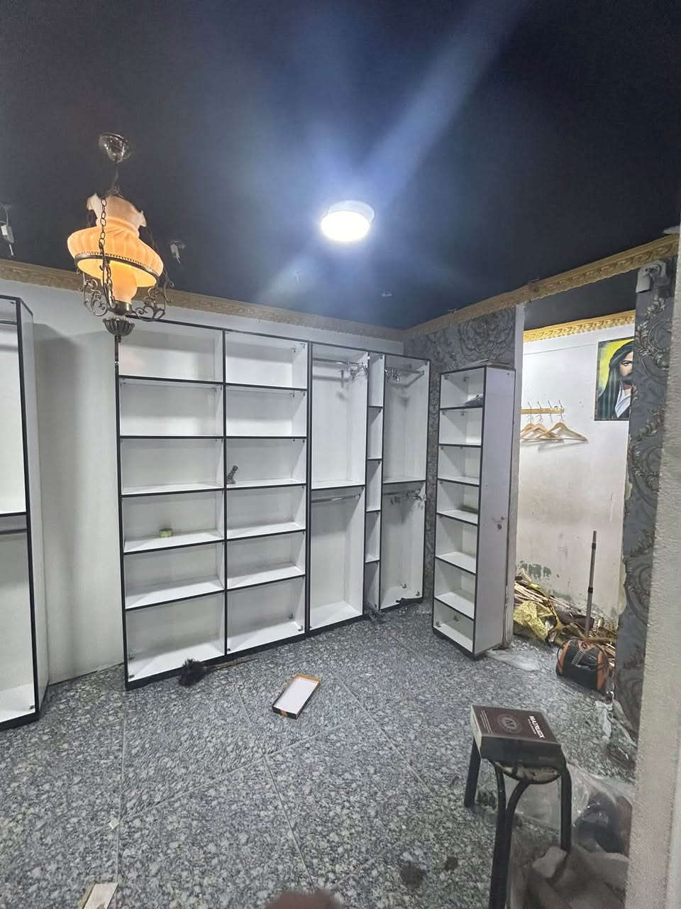 فاترينا محل ملابس ترهم كوزمتك للبيع
