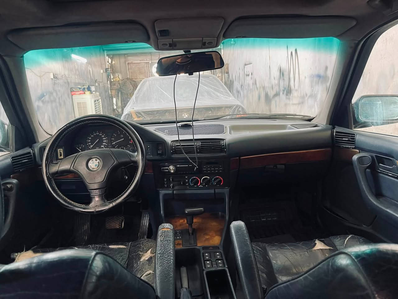 السلام عليكم
BMW525i
موديل ١٩٩٠
رقم بغداد ألماني 
فتحه
كشنات كهرباء
تبريد قطعتين 
اربع جام كهرباء 
محرك 25 اصل مسكر تك فانوس 
داخل نيلي المقاعد الأماميه تحتاج دوشمه
صاج دبل جكمجه  
تبريد شغال 
السعر 60 وبيها مجال 
مكان السيارة نجف ***********
