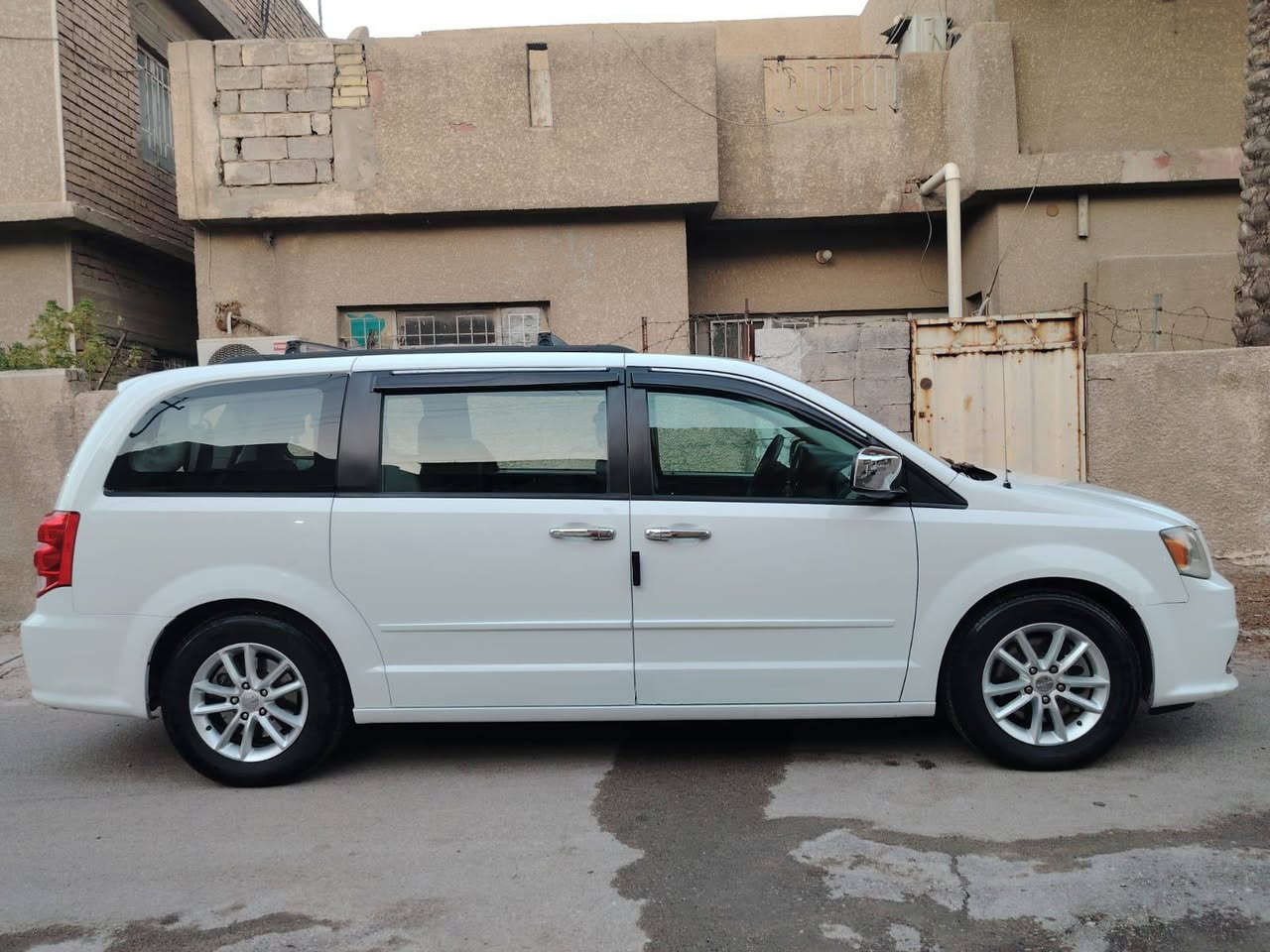 دوج كرفان SXT موديل 2016
حادثها خفيف داخل العراق وتم تبديل البنيد والجاملغ الايسر بقطع بلادية أصلية بدون ايرباك والسونار قبل الحادث موجود 

🔹 محرك 3.6 V6 
🔹 وارد أمريكي
🔹 ماشية 109 ألف ميل
🔹منظومة غاز 
🔹 أبواب كهرباء سلايدين
🔹 جنطة كهرباء
🔹 جامات كهرباء
🔹 كاميرا خلفية
🔹حساسات خلفيه 
🔹 تحكم بالمقود
🔹 تكييف أمامي وخلفي
🔹 مثبت سرعة
🔹 مقاعد Stow ’n Go قابلة للطي من مساحة التحميل
🔹 مقاعد  منفصله  — 7 راكب 
🔹 سيارة عائلية واسعة ومريحة جداً للسفر والاستخدام اليومي

السيارة بحالة ممتازه وما تصرف عليها ربع دينار ، والفحص خير دليل
السعر :  158  ورقة بي مجال بسيط 
الموقع : بغداد الجديدة
***********
