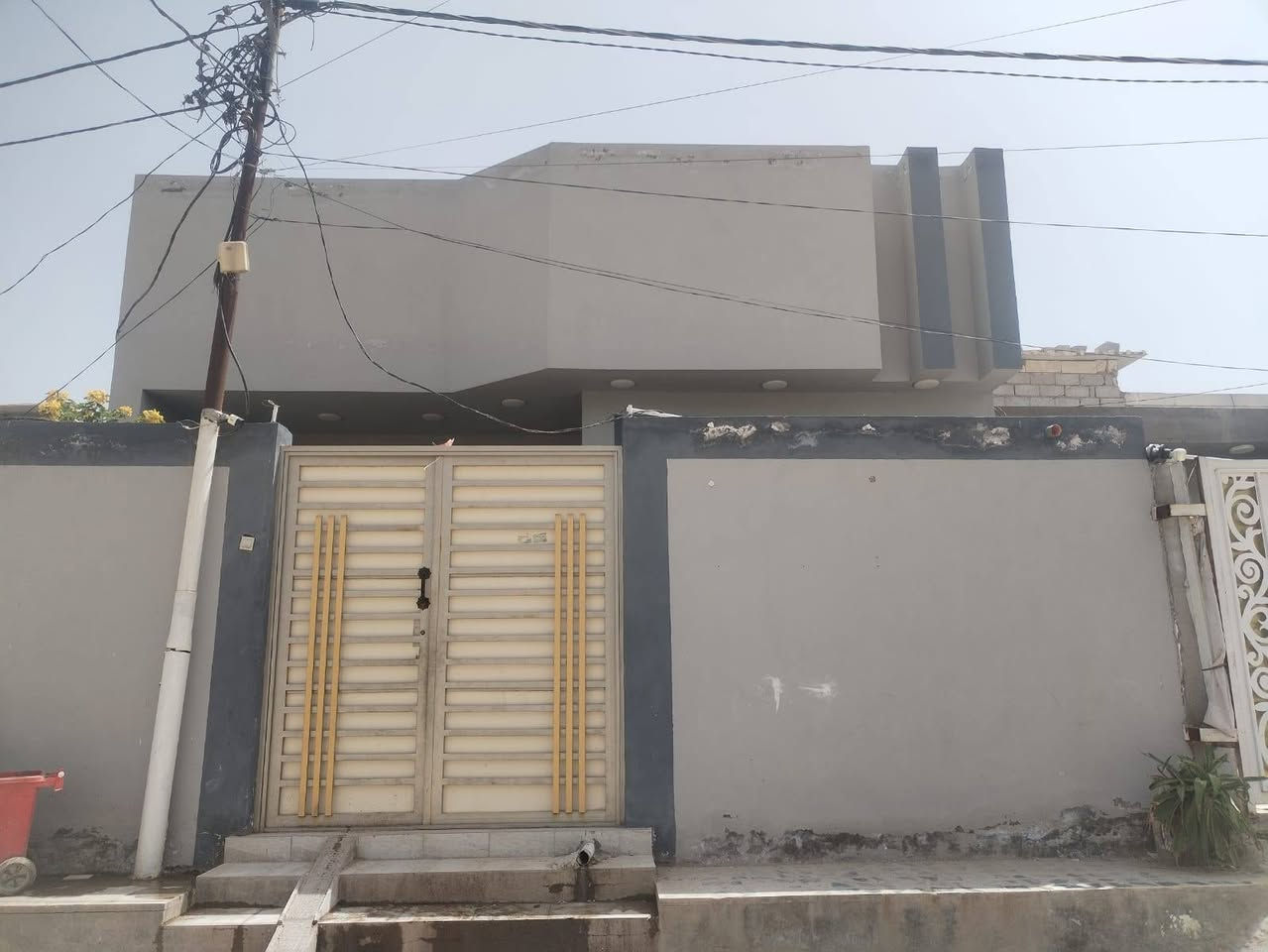 دار للبيع مساحة ١٦٣ متر درجة اولى ٢ غرفة نوم صالة مطبخ استقبال تخاريج داخل وخارج عنوان الداركوفه حي ميسان شارع الشيوخ مقابل سكلة رعد السعر ٧٨ معه المجال الاستفسار على رقم مكتب الاسدي
***********/***********
