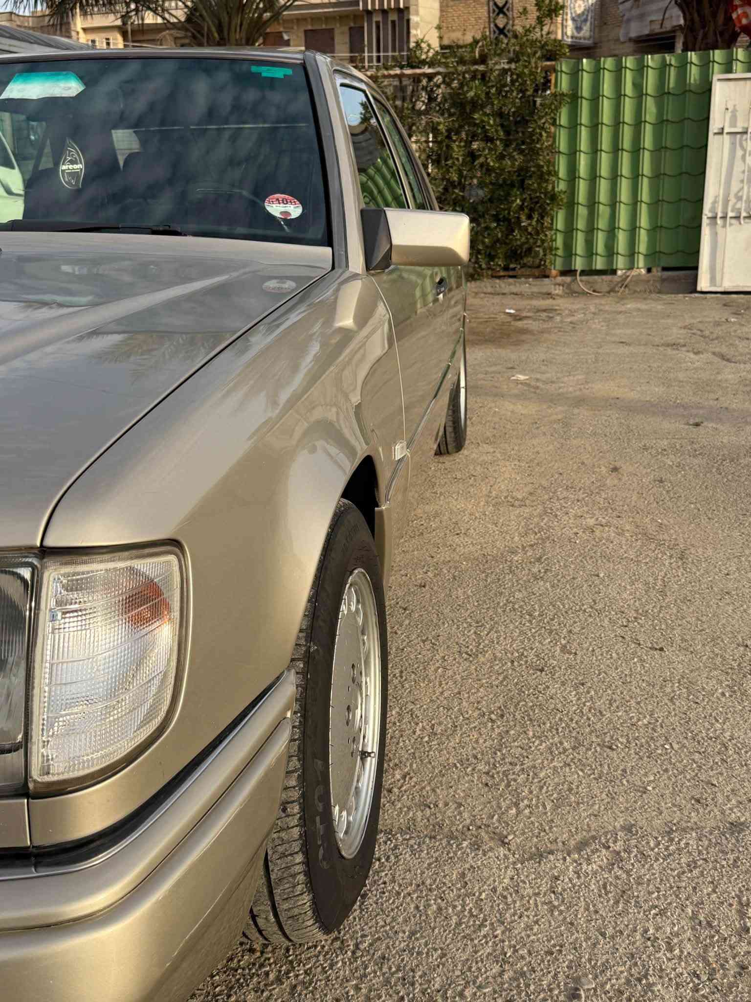 سلام عليكم
للبيع مارسدس دب 300SE
محرك ففتي محور ياباني 
كهربائيات كله شغاله 
جام كهربائي اربع بيبان 
سلايد روف فتحت سقف شغاله طكتين 
اريد كهرباء 
تبريد شغال 
تخم تاير جديد 
رقم بغداد بسم ثاني يوم تحويل
حداديه جيده 
او مراوس مع مارسدس رئاسي باب قصير 
اي استفسار اتصل  ‭***********‬
