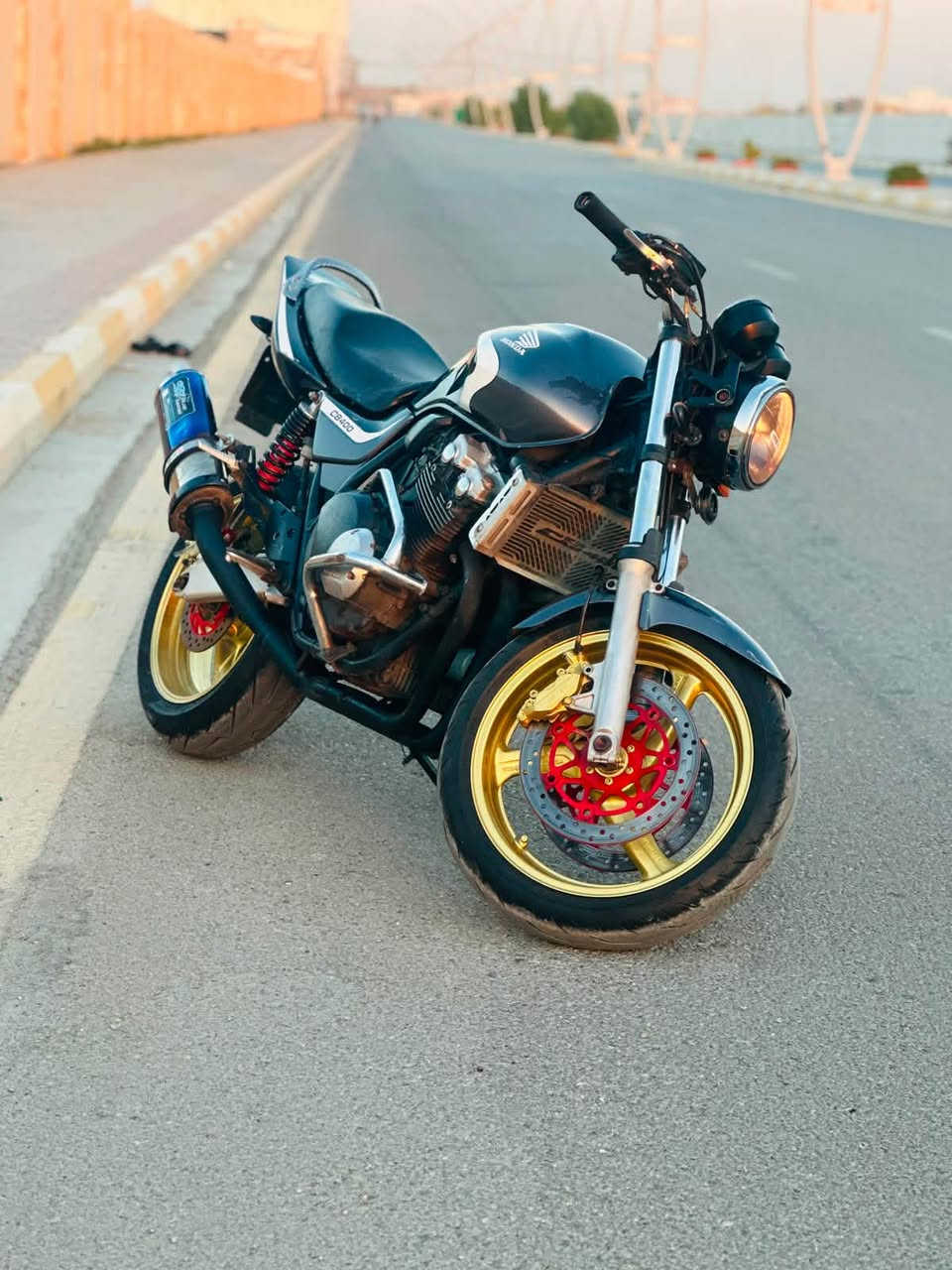 السلام عليكم دراجه للبيع CB4 /400 كفاله عامه مال رمبه نزول جديد ٢٠٠٦ كابريتر سعرها ٢٢ وبيها مجال مايعجبك لاتتصل ***********
