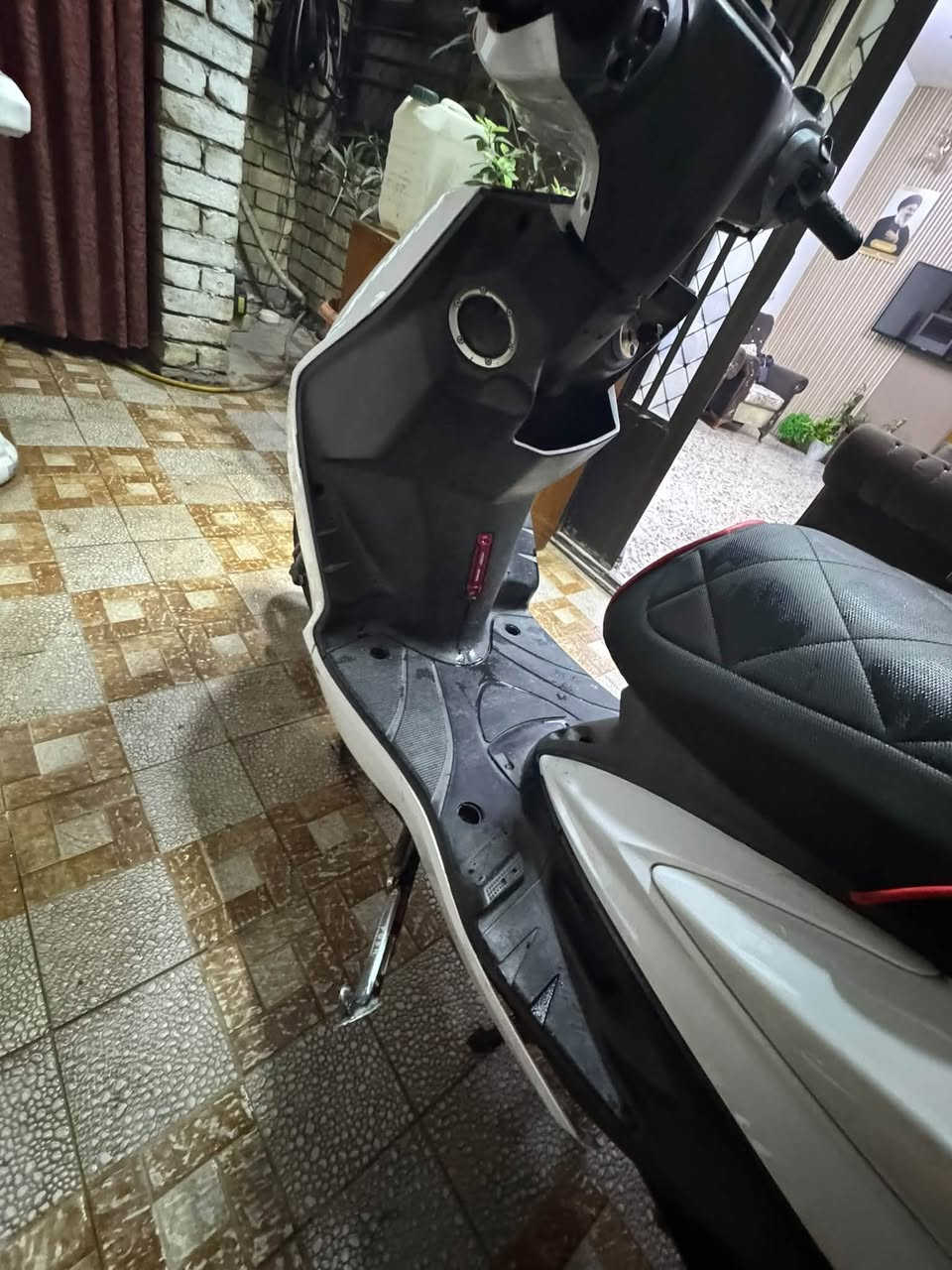 سلام عليكم سكنس فحل كابريتر
بوشه بلادي مجفته بيها تزويد 
صدر و فلنجة وفج يحتاج دسكات
دبلات خلفي 
كلجات رياضي WF
كشن رياضي 
كل غراضها كامله 
بيها لاستيك ولف وتأخير الصبح 
سعرها 700 وبيها مجال كلش قليل  
*********** بغداد الامين الثانيه

