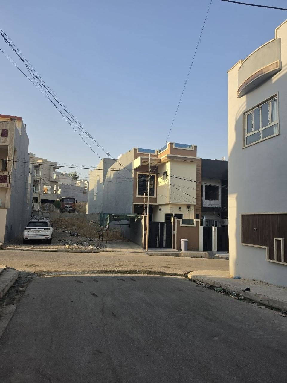🏠✨ دار للبيع – موقع مميز قرب شقق الحدباء ✨🏠

📍 الموقع: قريب من سائدين شقق الحدباء 🏢

📌 توزيع الأراضي البلدية – فئة (أ)

🏗️ بناء حديث 2024

🔑 فارغ – استلام فوري

📜 سند طابو الزهور ملك صرف ✔️

📐 المساحة: 100 م²
↔️ الواجهة: 10 م
↕️ العمق: 10 م
🏘️ ركن على شارعين
🛣️ شارع تبليط بعرض 12 م

🏡 تفاصيل الدار:

طابقين + بيتونة

🔹 الطابق الأرضي:
• غرفة نوم

• هول

• مطبخ

• صحيات

• درج دوار

🔹 الطابق الثاني:
• غرفتين نوم 

• هول

• صحيات

• بيتونة

📞 للاستفسار والتفاصيل:
***********📱

***********📱

***********📱

🏢 مكتب السماك لتجارة العقارات

📍 الموصل – حي الصديق، بعد مرطبات البحرين، سائدين الصديق الرئيسية، مقابل مدرسة العقول المبدعة الأهلية.

بيع • شراء • تأجير • إدارة أملاك
