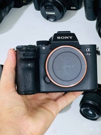 سوني A7 III • نظيفة جداً • مع ملحقات