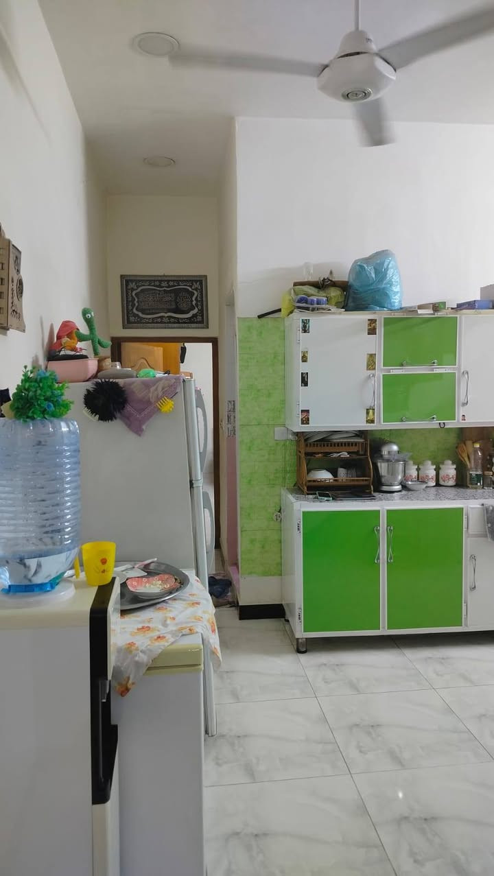 بيت 75 متر طابو صرف سكني حي بدر واجهه5نزال15 طابق واحد غرفه نوم 5x4,60. وهول 4x4,60  وحولي كبير صحيات عدد 2 بناء سنه2019 بلوك اساس رفت شارع عشرين سقف ارتفاع 3،و20 بطن الركن السعر 95للاستفسار ***********
