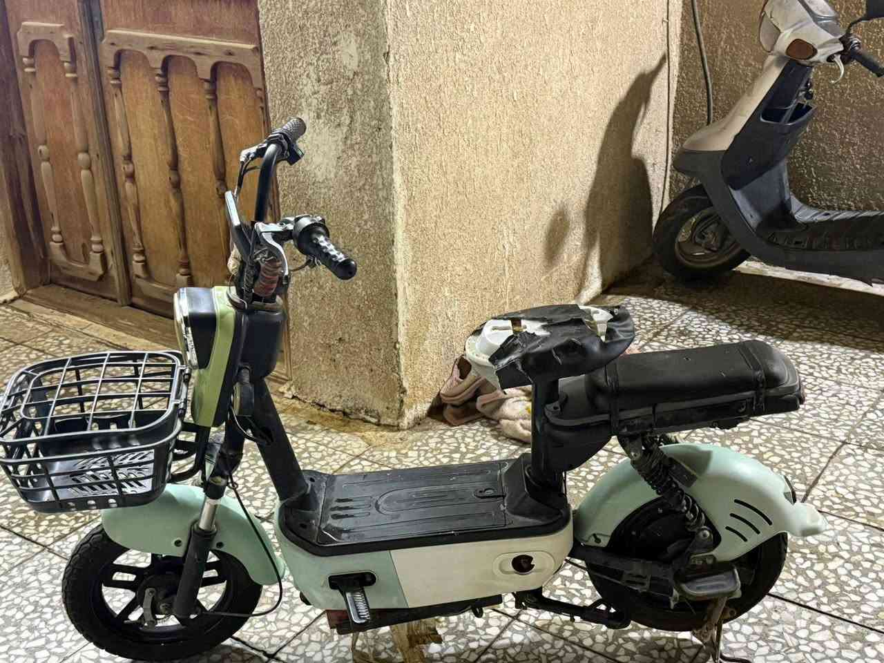 بايسكل شحن للبيع كلشي مابي بس بطاريات وكشن حجم 14 يجي وياه المفاتيح ملاته بي 4سرعات السعر 350 وبي مجال للطيبين لتواصل على هذه الرقم 
***********
